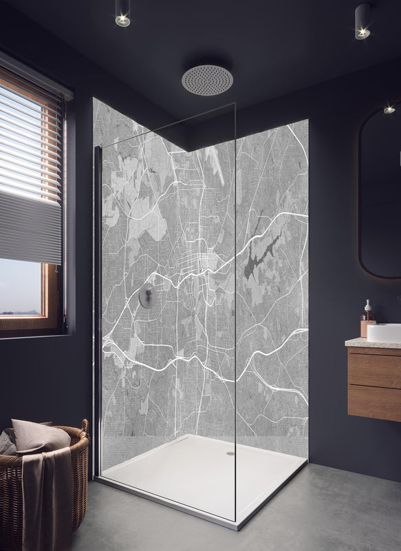 Duschrückwand - Graue Vintage-Stadtplan Winston-Salem Deko in hellem Badezimmer mit Regenduschkopf  - zweiteilige Eck-Duschrückwand