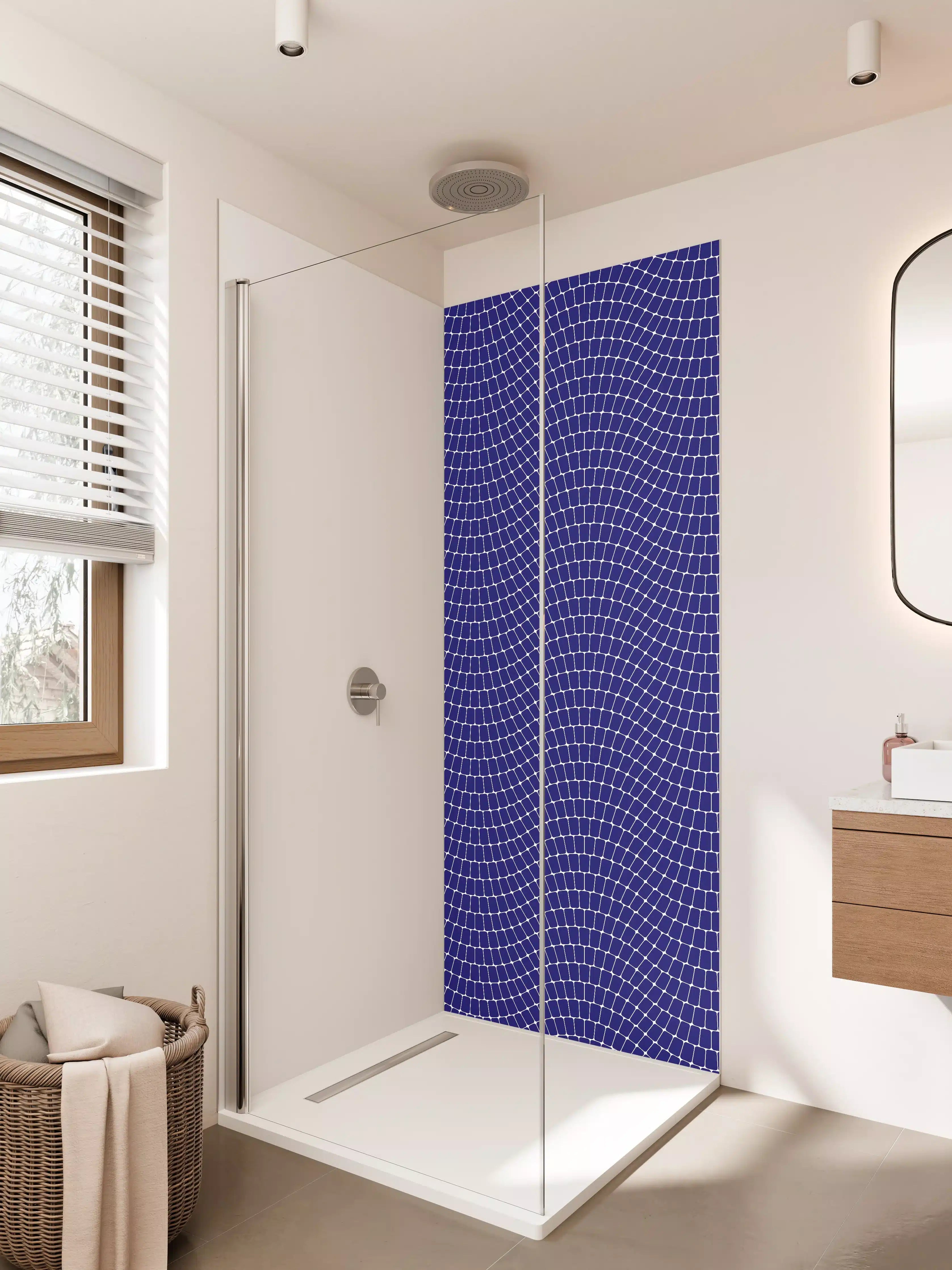 Duschrückwand - Graues Mosaik in Blauweiß