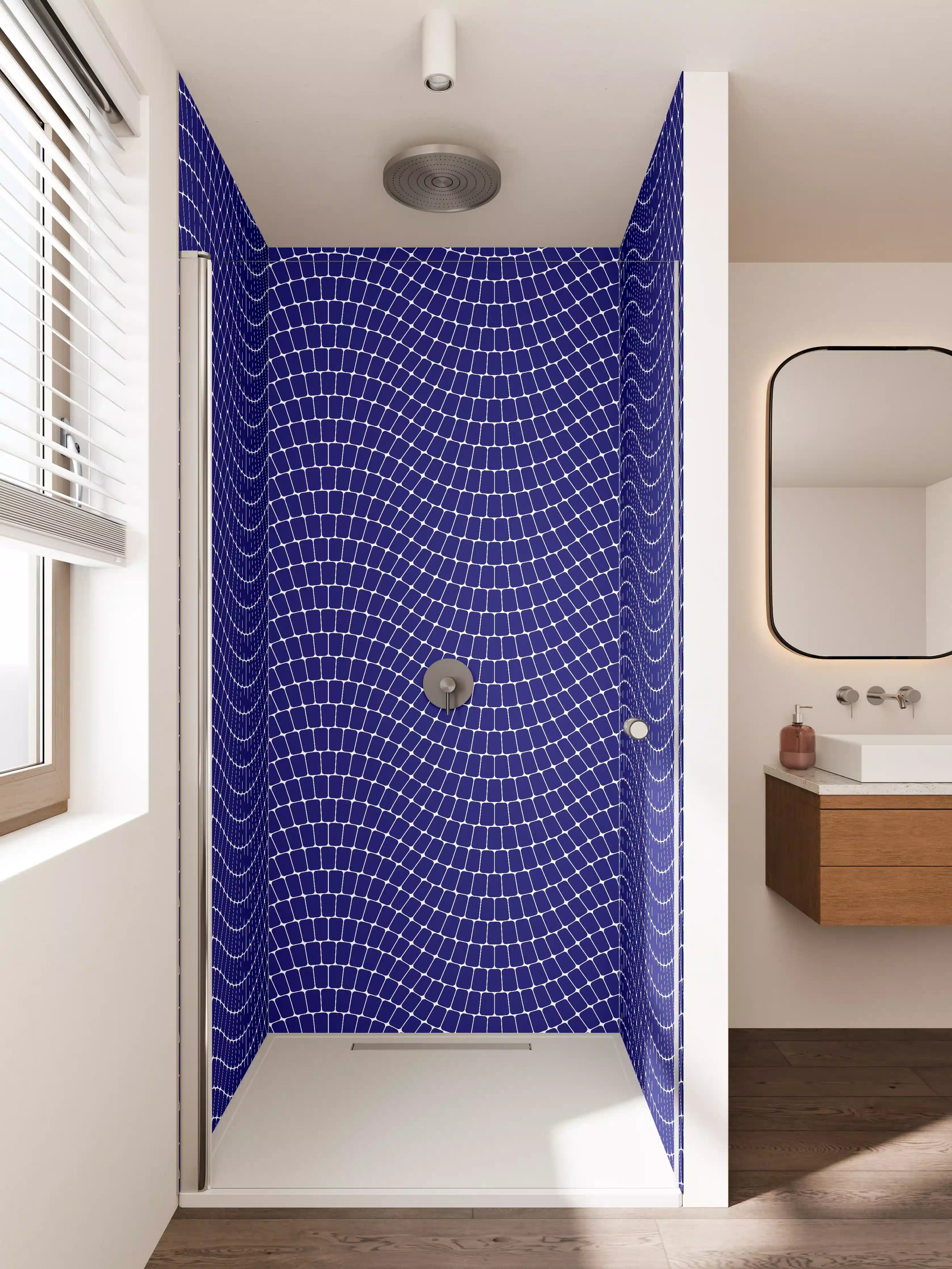 Duschrückwand - Graues Mosaik in Blauweiß