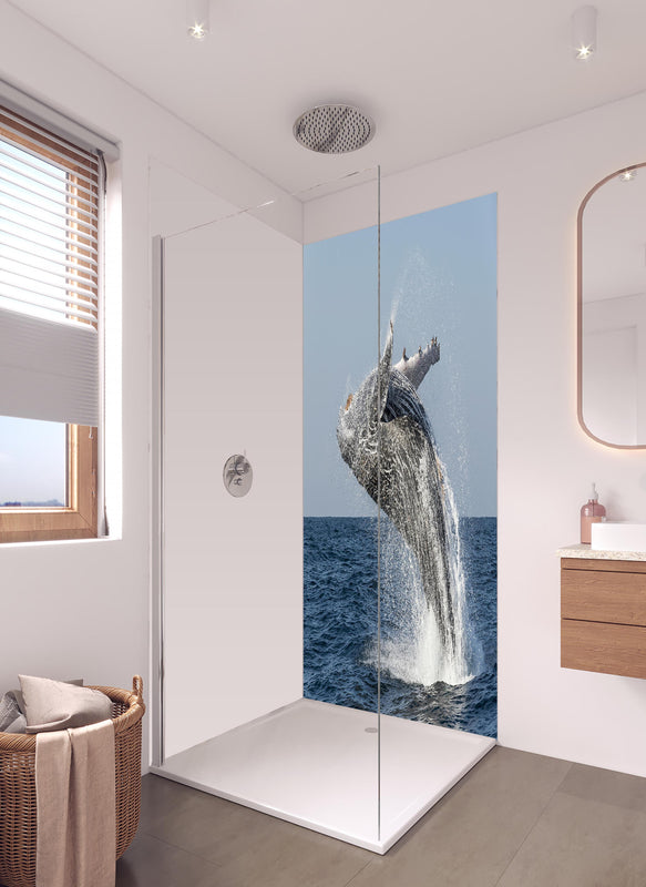 Duschrückwand - Großer Buckelwal beim Auftauchen in hellem Badezimmer mit Regenduschkopf  - zweiteilige Eck-Duschrückwand