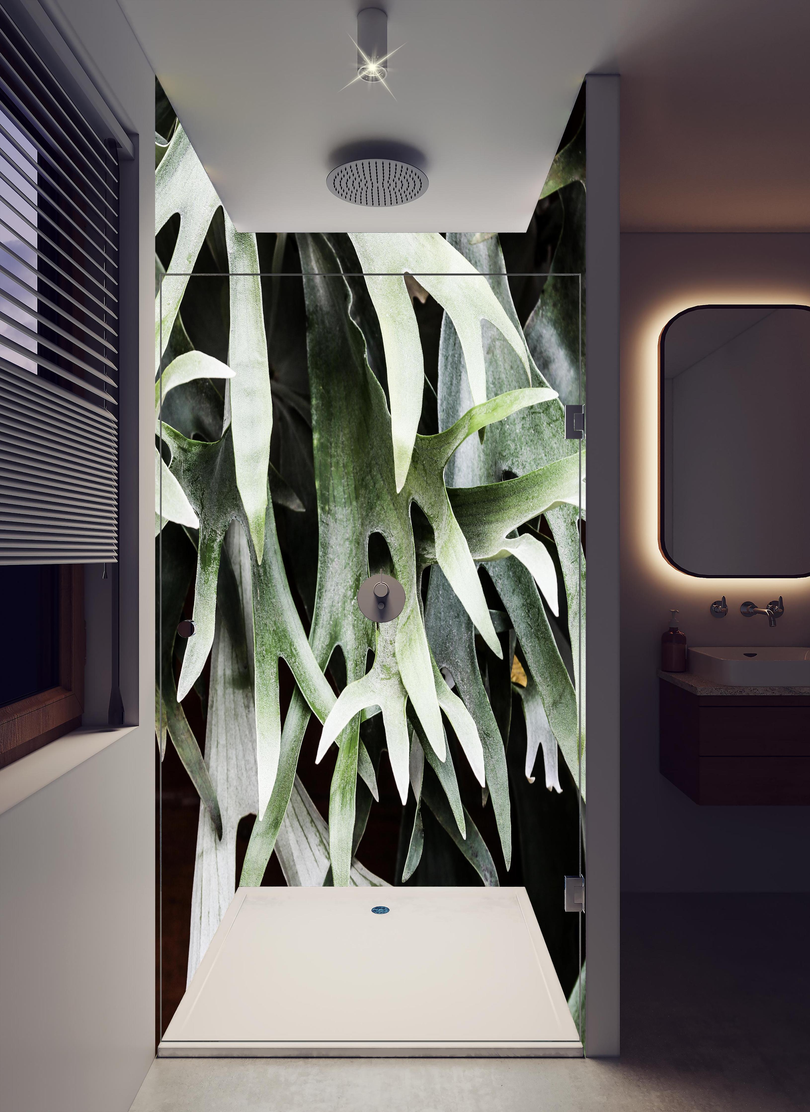 Duschrückwand - Grün-Graues Staghorn Farngewächs Makroaufnahme in hellem Badezimmer mit Regenduschkopf  - zweiteilige Eck-Duschrückwand
