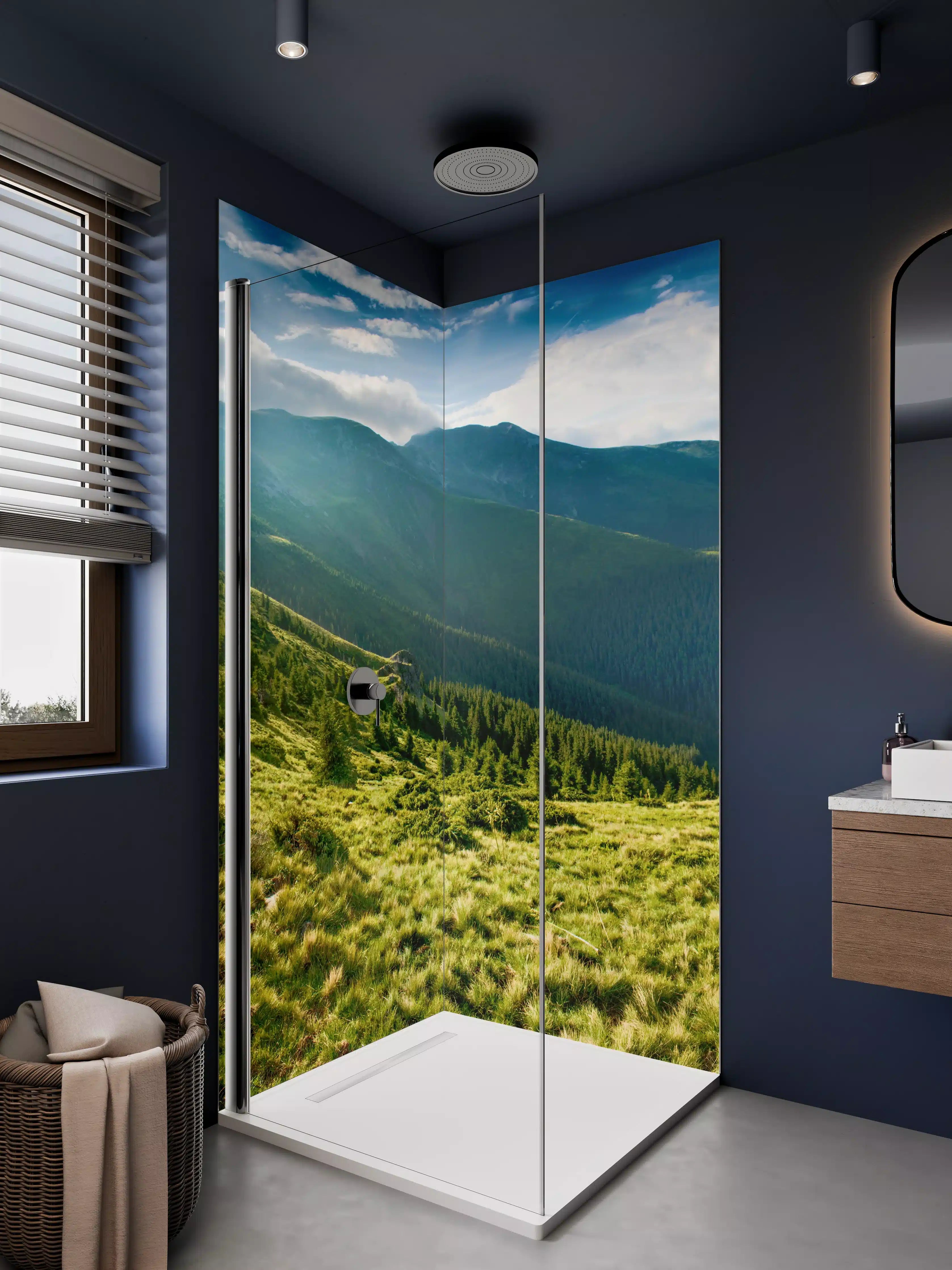 Duschrückwand - Grüne Berglandschaft im Sonnenschein