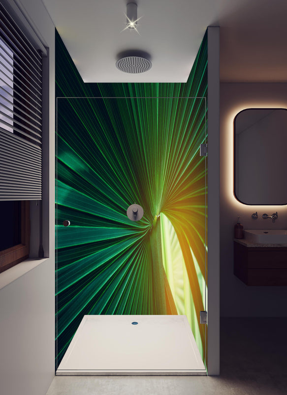 Duschrückwand - Grüne Blatt Textur in hellem Badezimmer mit Regenduschkopf  - zweiteilige Eck-Duschrückwand
