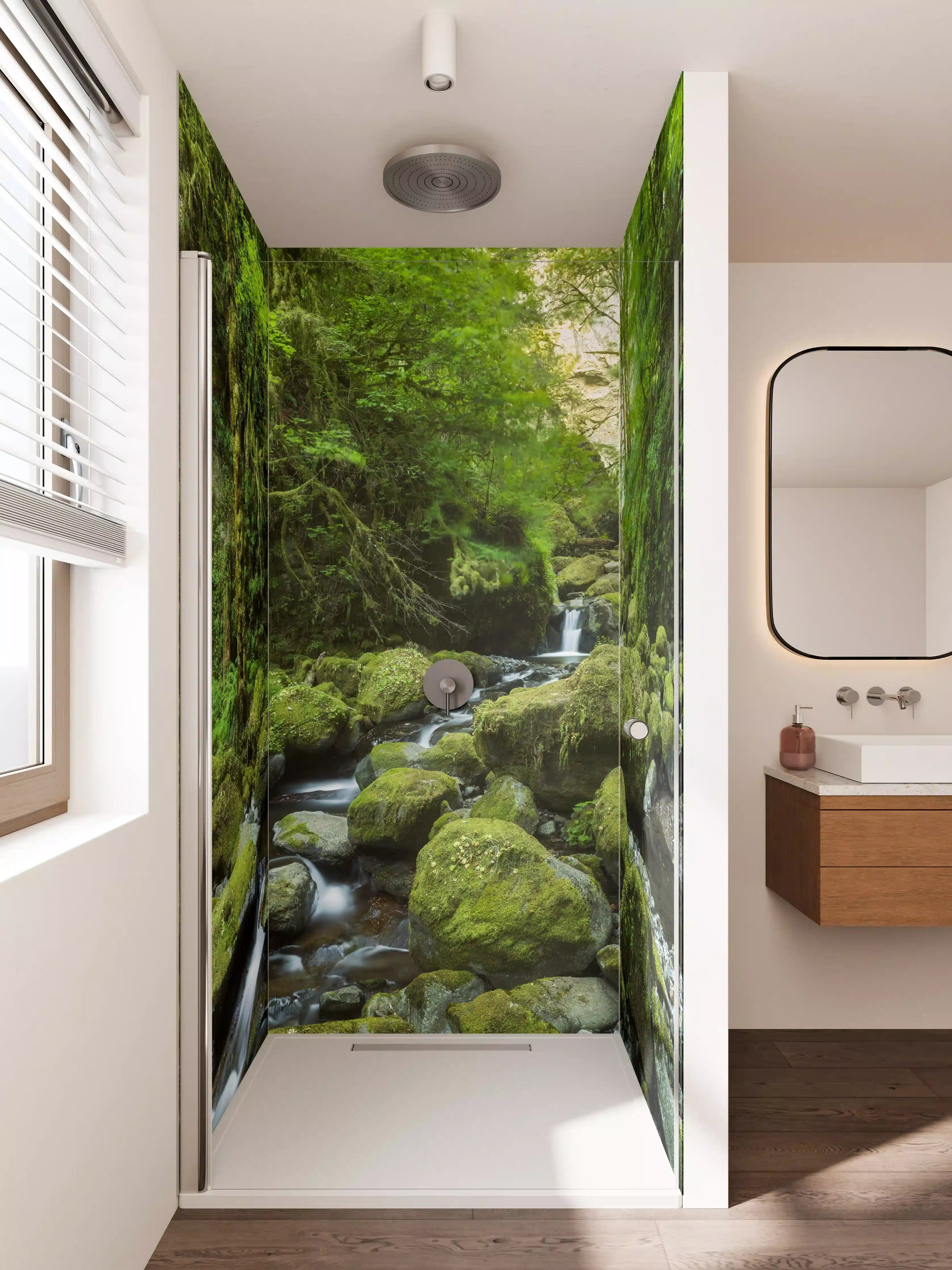 Duschrückwand - Grüner Waldbach mit moosbedeckten Steinen