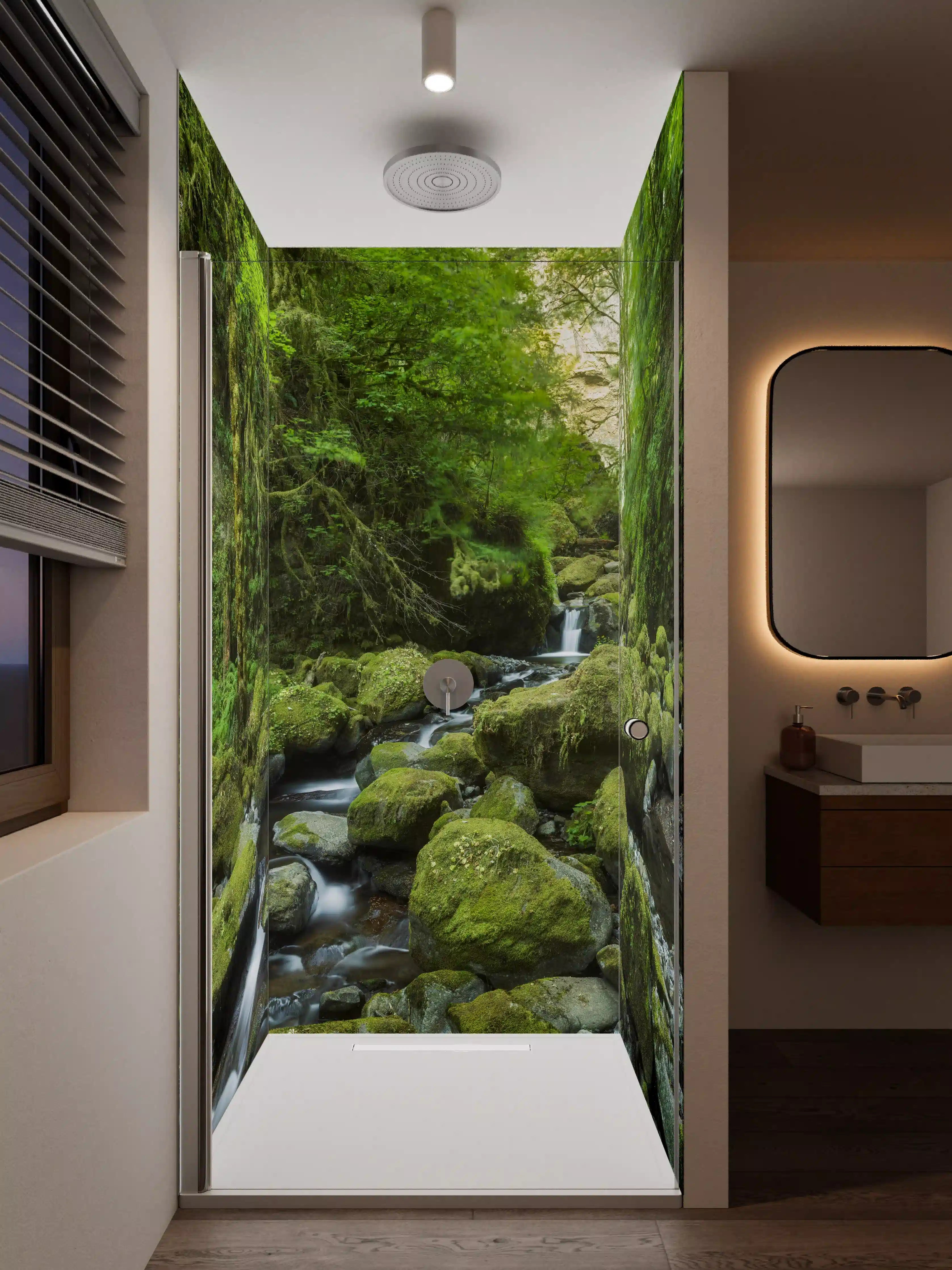 Duschrückwand - Grüner Waldbach mit moosbedeckten Steinen