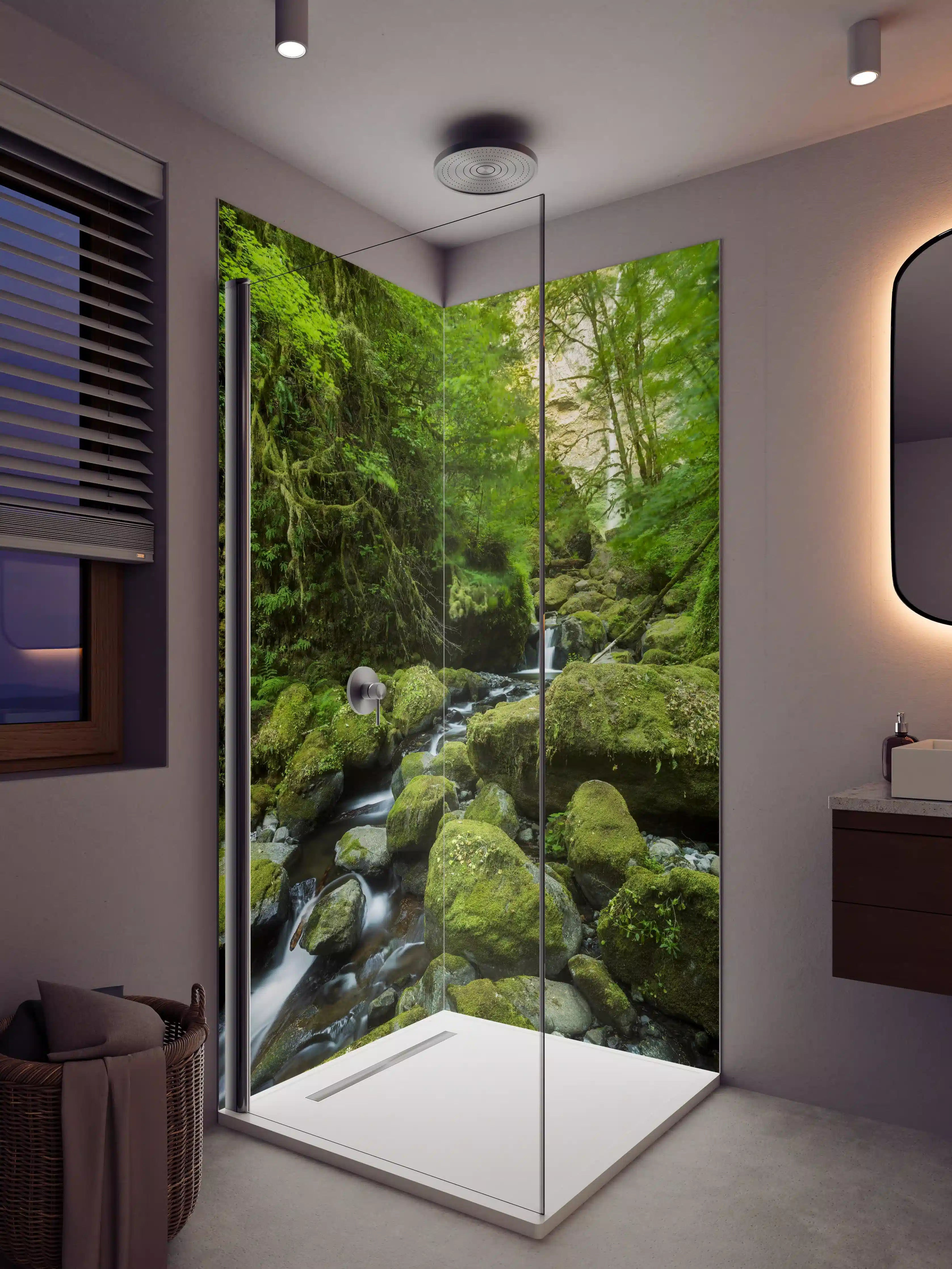 Duschrückwand - Grüner Waldbach mit moosbedeckten Steinen
