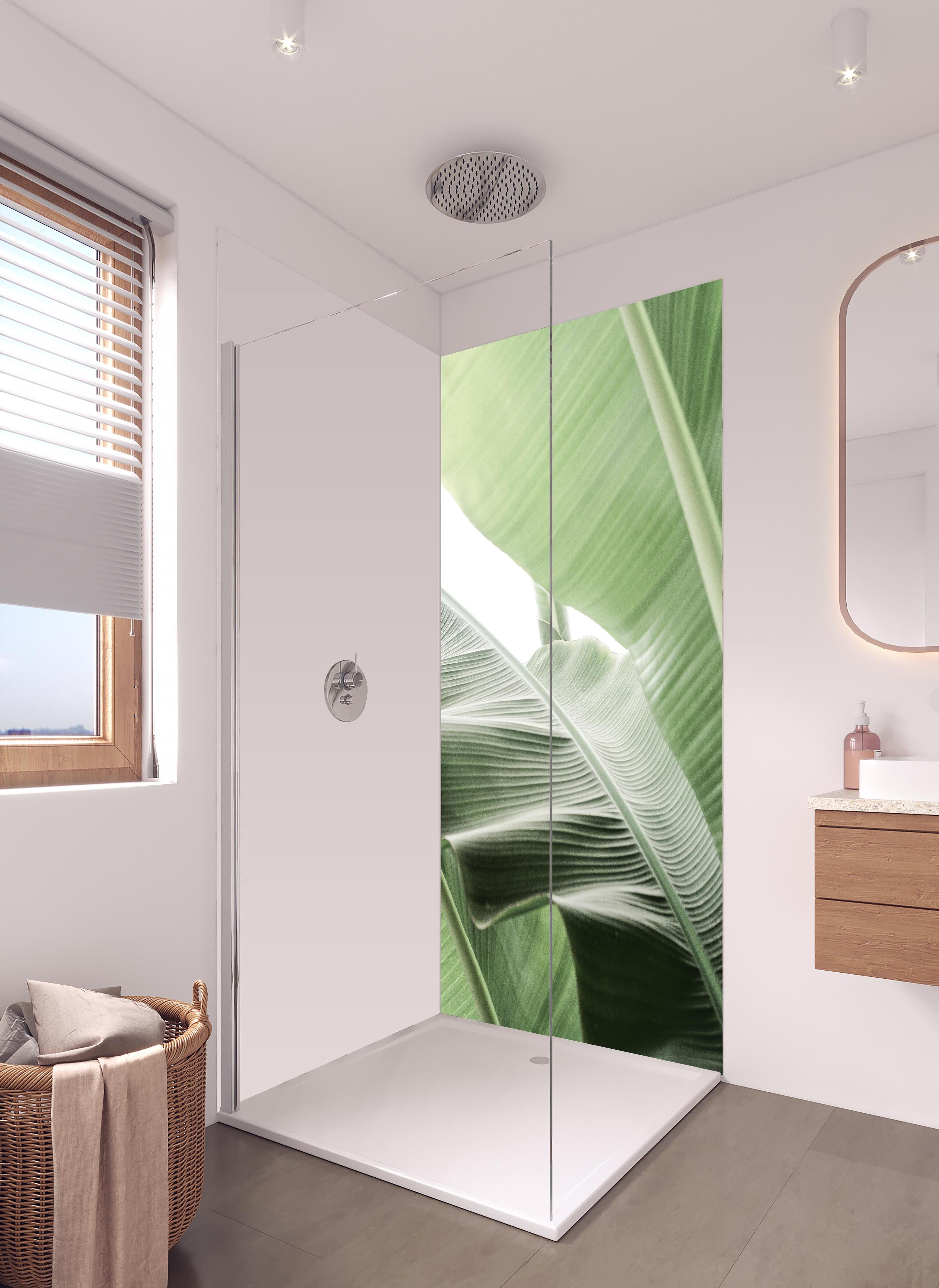Duschrückwand - Grünes Palmenblatt Textur in Nahaufnahme in hellem Badezimmer mit Regenduschkopf  - zweiteilige Eck-Duschrückwand