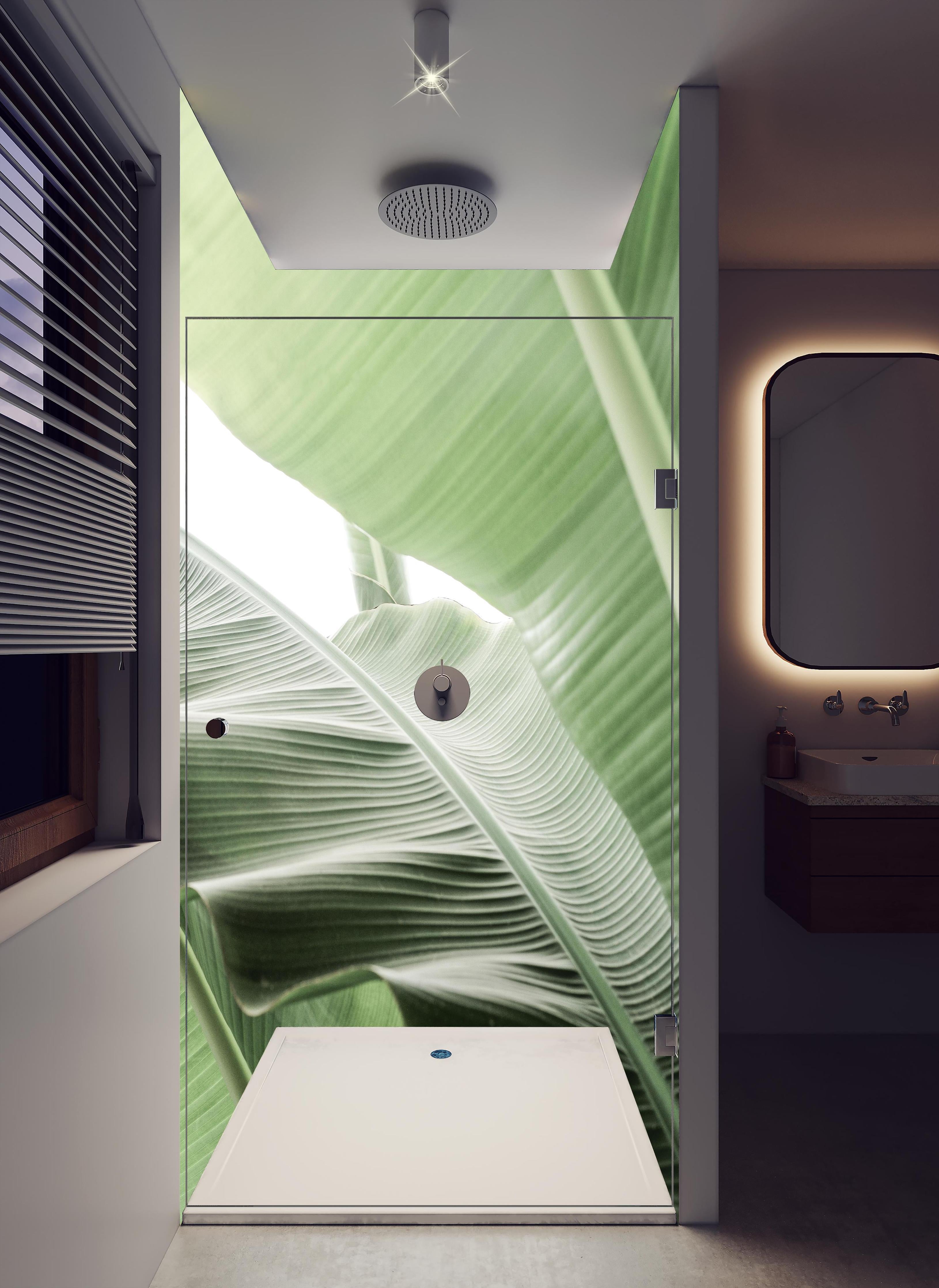 Duschrückwand - Grünes Palmenblatt Textur in Nahaufnahme in hellem Badezimmer mit Regenduschkopf  - zweiteilige Eck-Duschrückwand