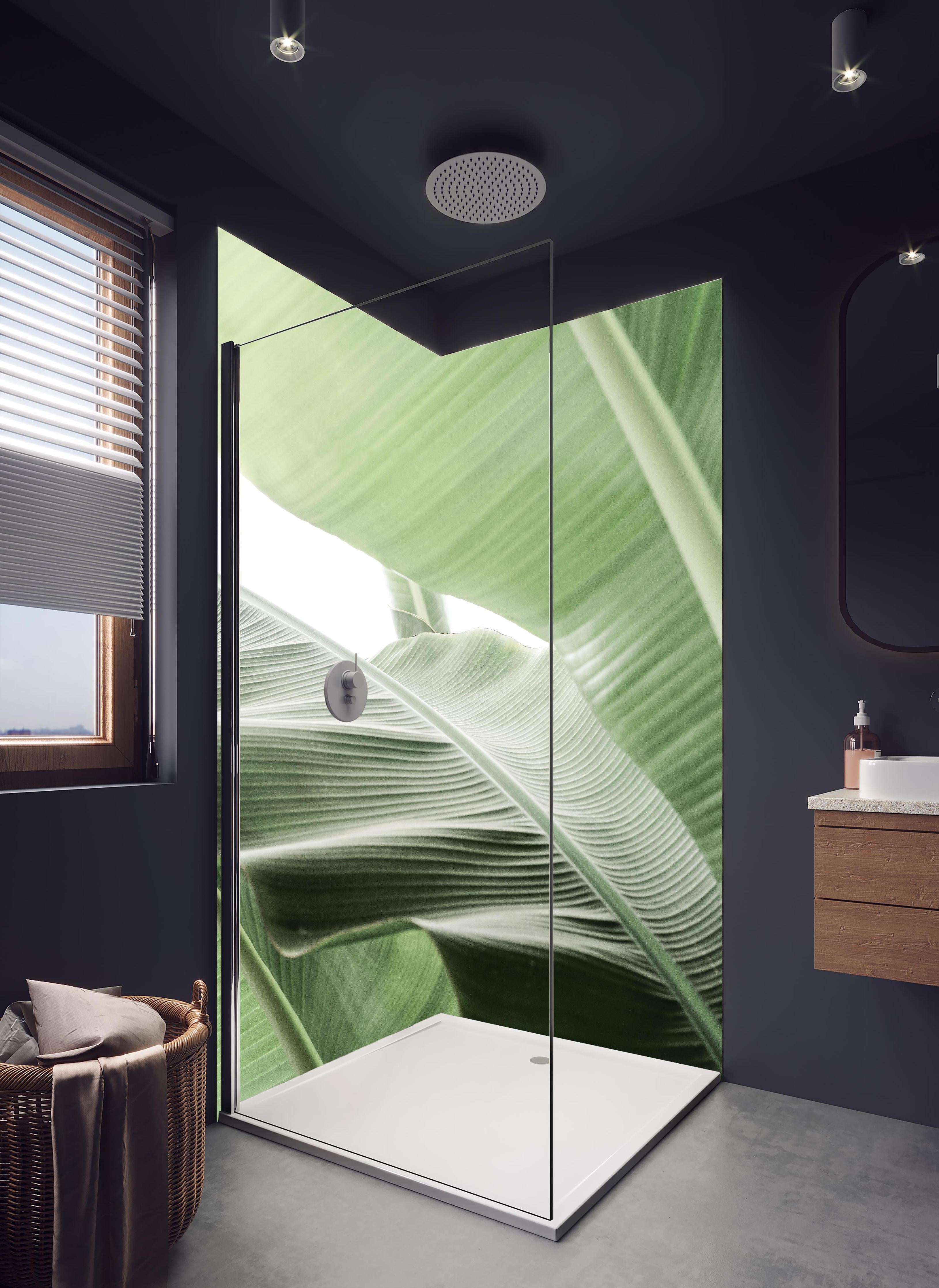 Duschrückwand - Grünes Palmenblatt Textur in Nahaufnahme in hellem Badezimmer mit Regenduschkopf  - zweiteilige Eck-Duschrückwand