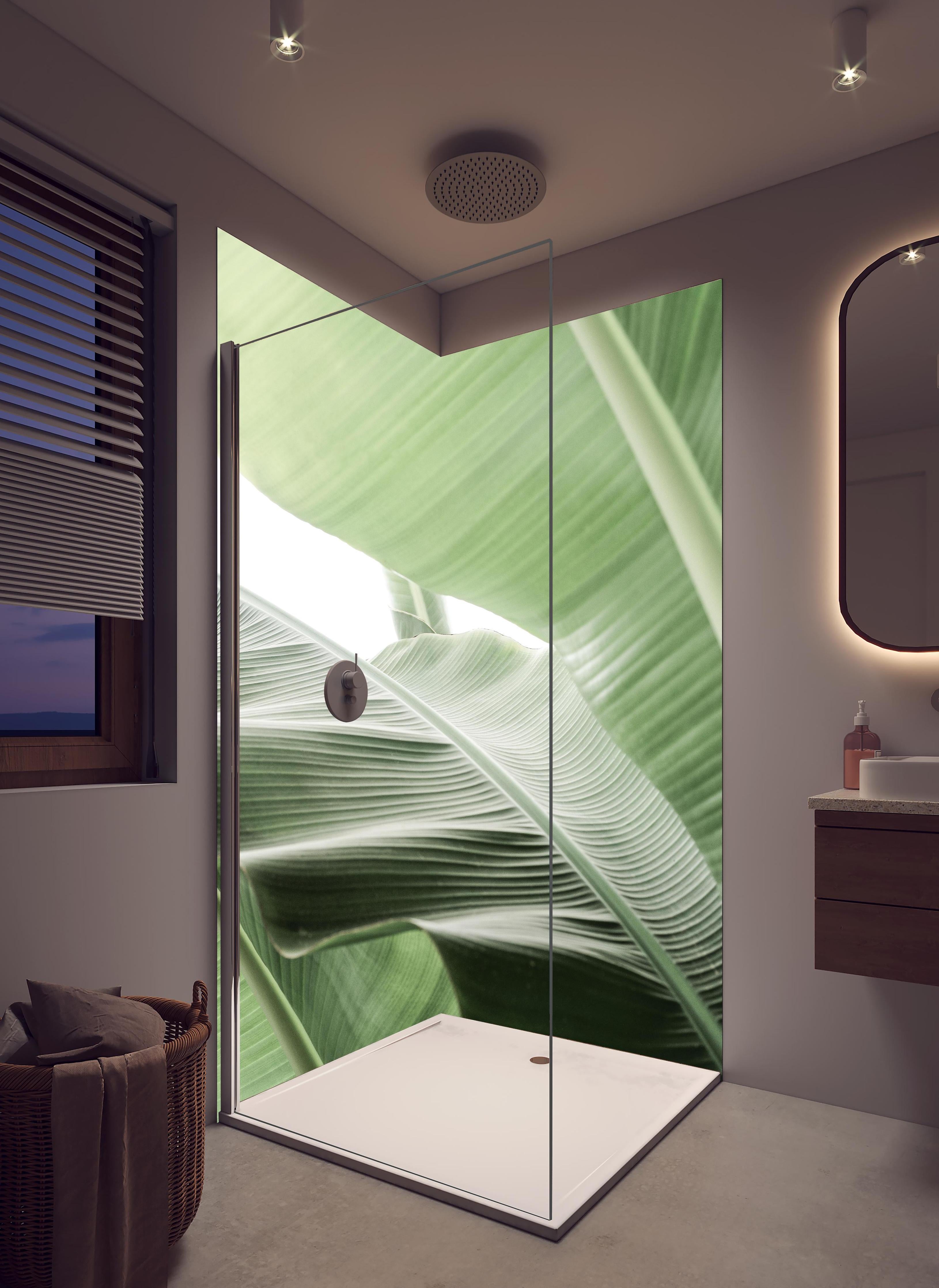 Duschrückwand - Grünes Palmenblatt Textur in Nahaufnahme in hellem Badezimmer mit Regenduschkopf  - zweiteilige Eck-Duschrückwand