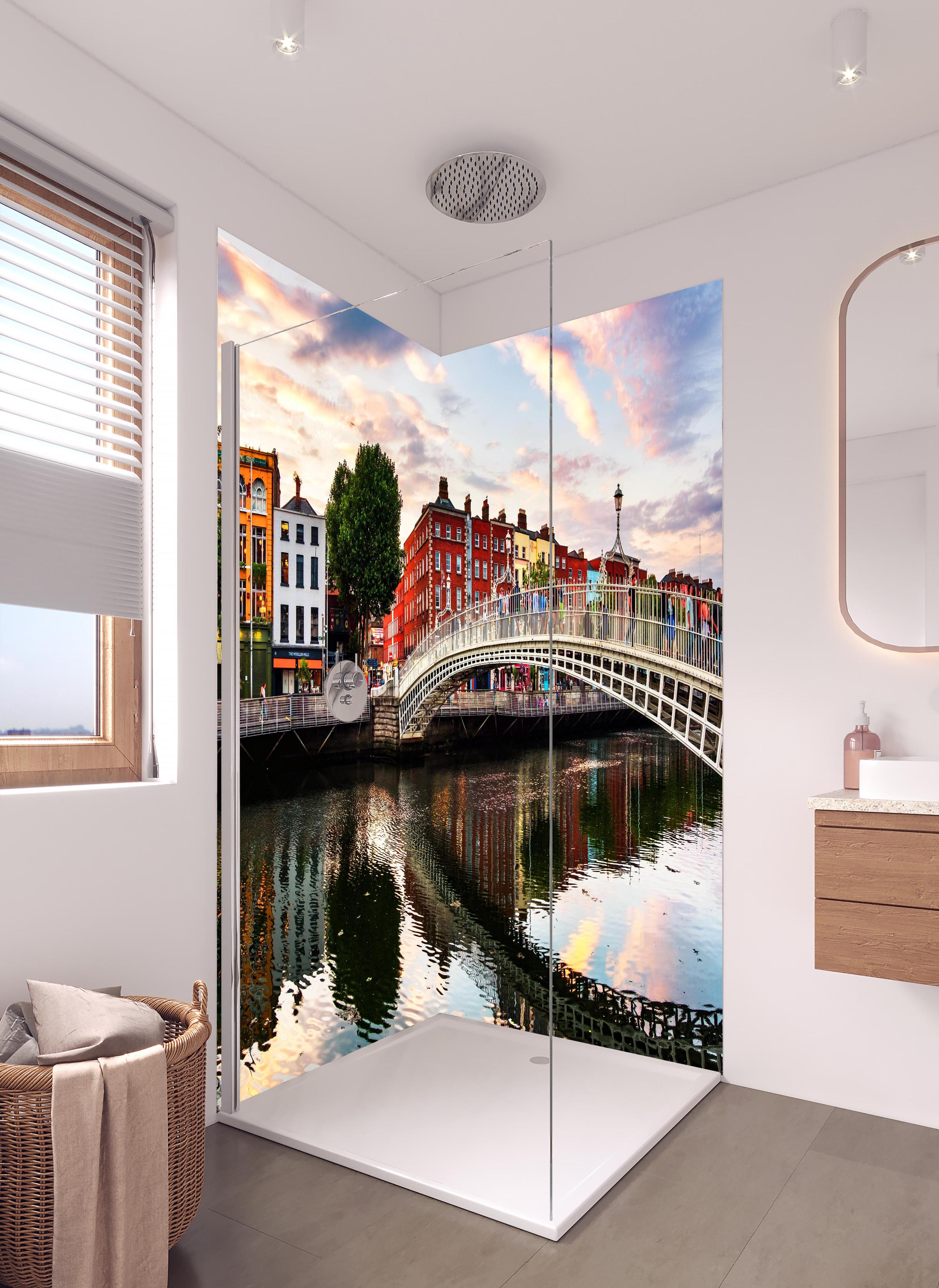 Duschrückwand - Ha Penny Bridge - Dublin in hellem Badezimmer mit Regenduschkopf  - zweiteilige Eck-Duschrückwand