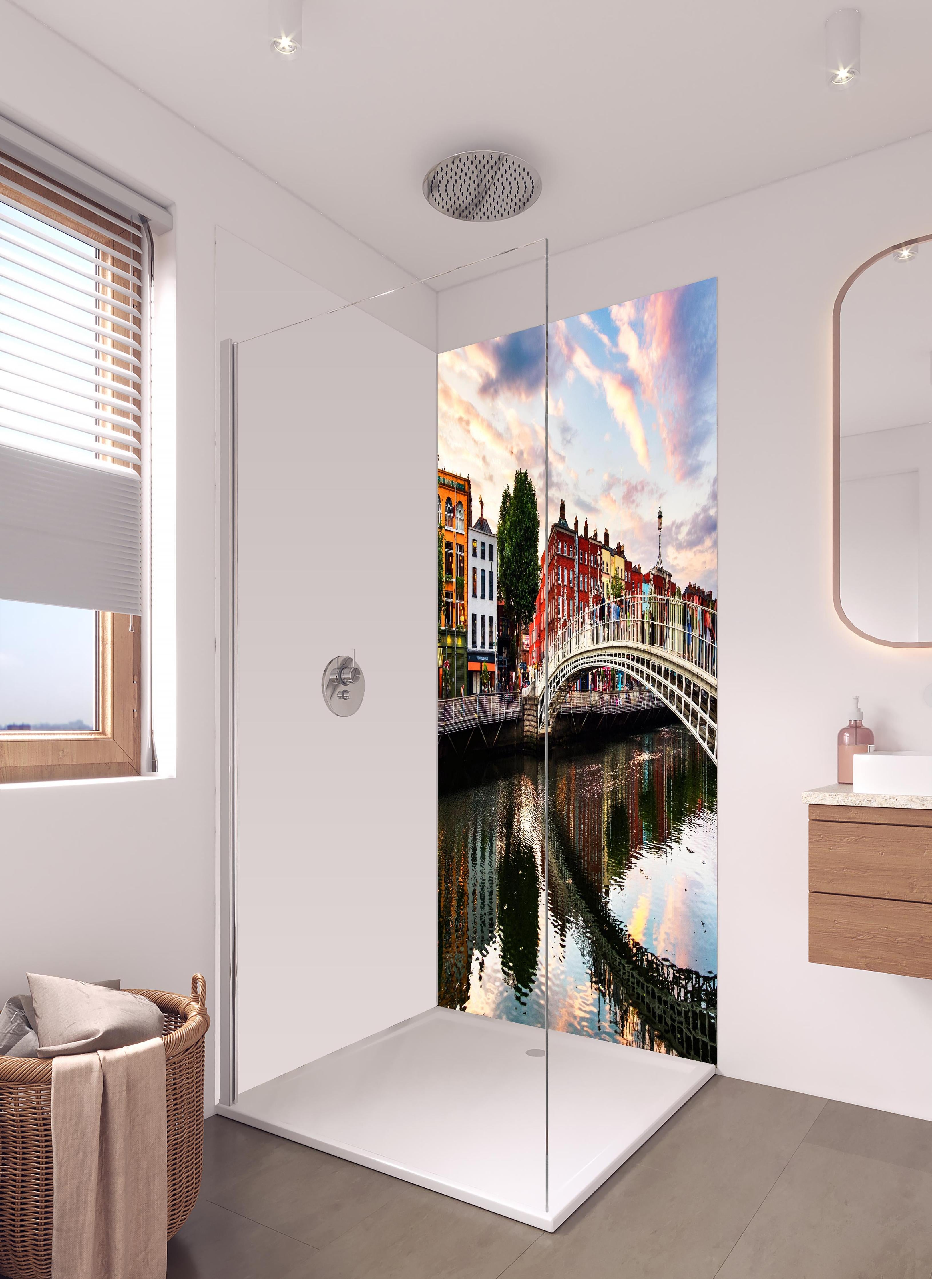 Duschrückwand - Ha Penny Bridge - Dublin in hellem Badezimmer mit Regenduschkopf  - zweiteilige Eck-Duschrückwand