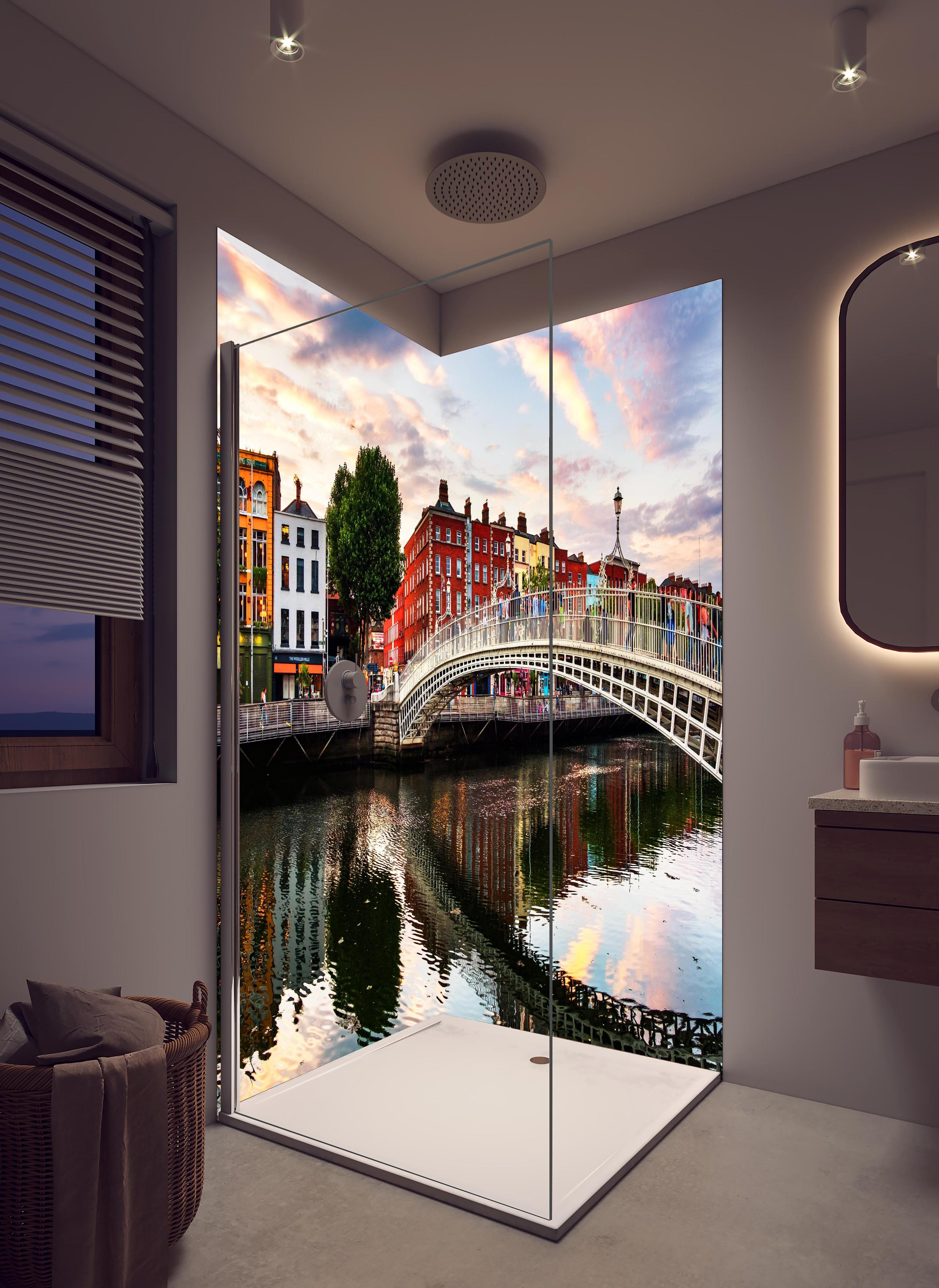 Duschrückwand - Ha Penny Bridge - Dublin in hellem Badezimmer mit Regenduschkopf  - zweiteilige Eck-Duschrückwand