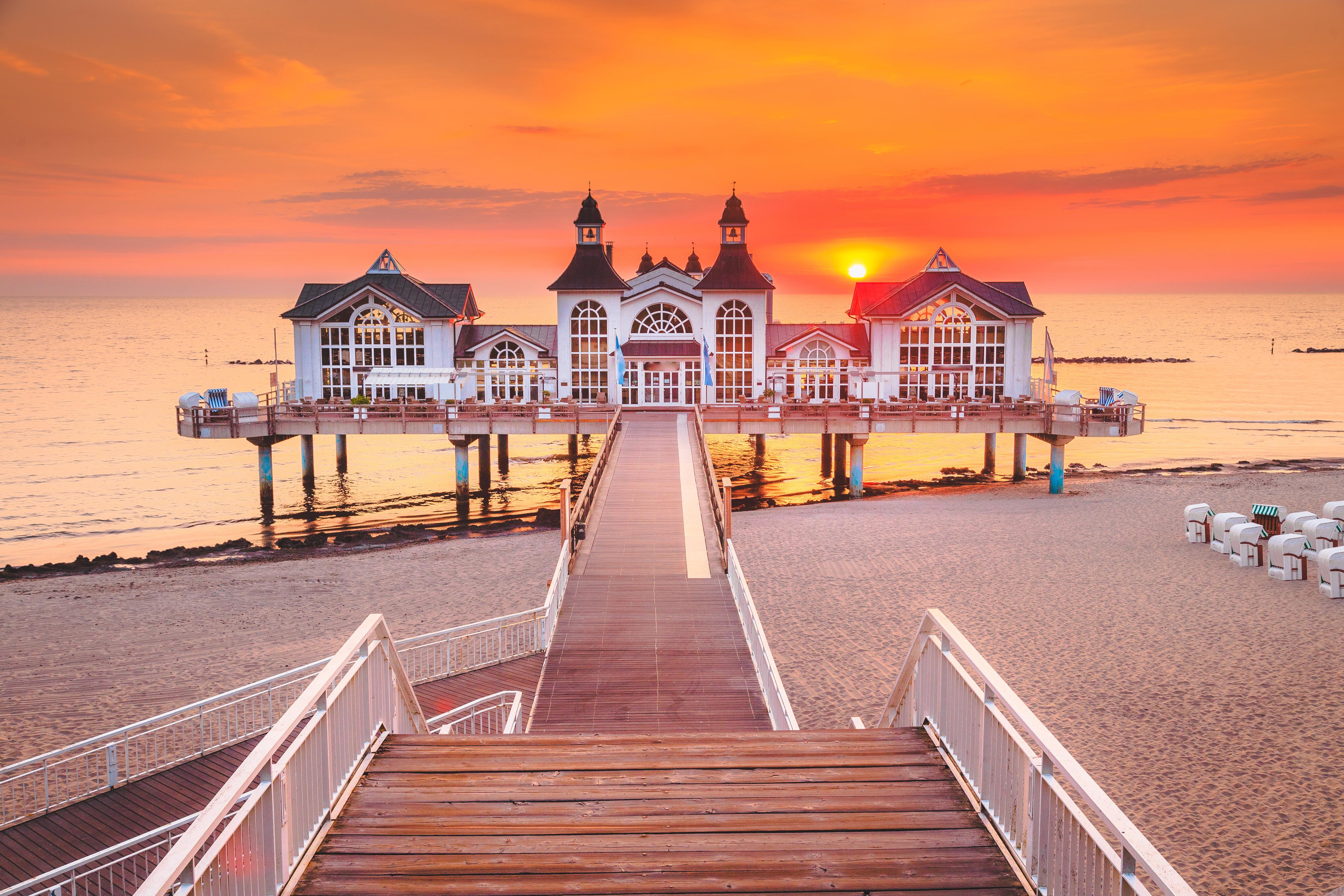 Duschrückwand-Haus auf Wasser bei Sonnenaufgang