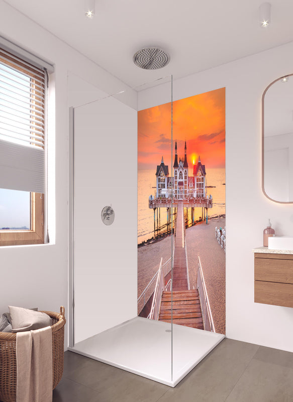 Duschrückwand - Haus auf Wasser bei Sonnenaufgang in hellem Badezimmer mit Regenduschkopf  - zweiteilige Eck-Duschrückwand