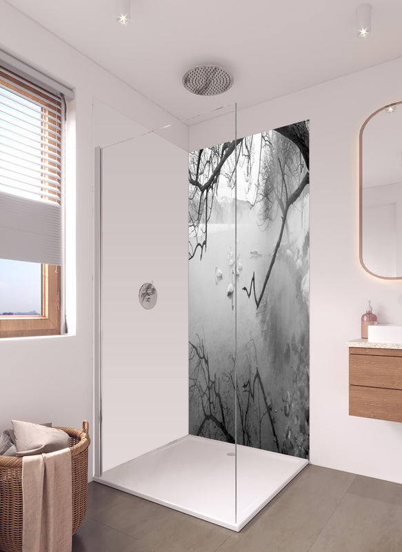 Duschrückwand - Heiße Quelle mit Schwänen in hellem Badezimmer mit Regenduschkopf  - zweiteilige Eck-Duschrückwand