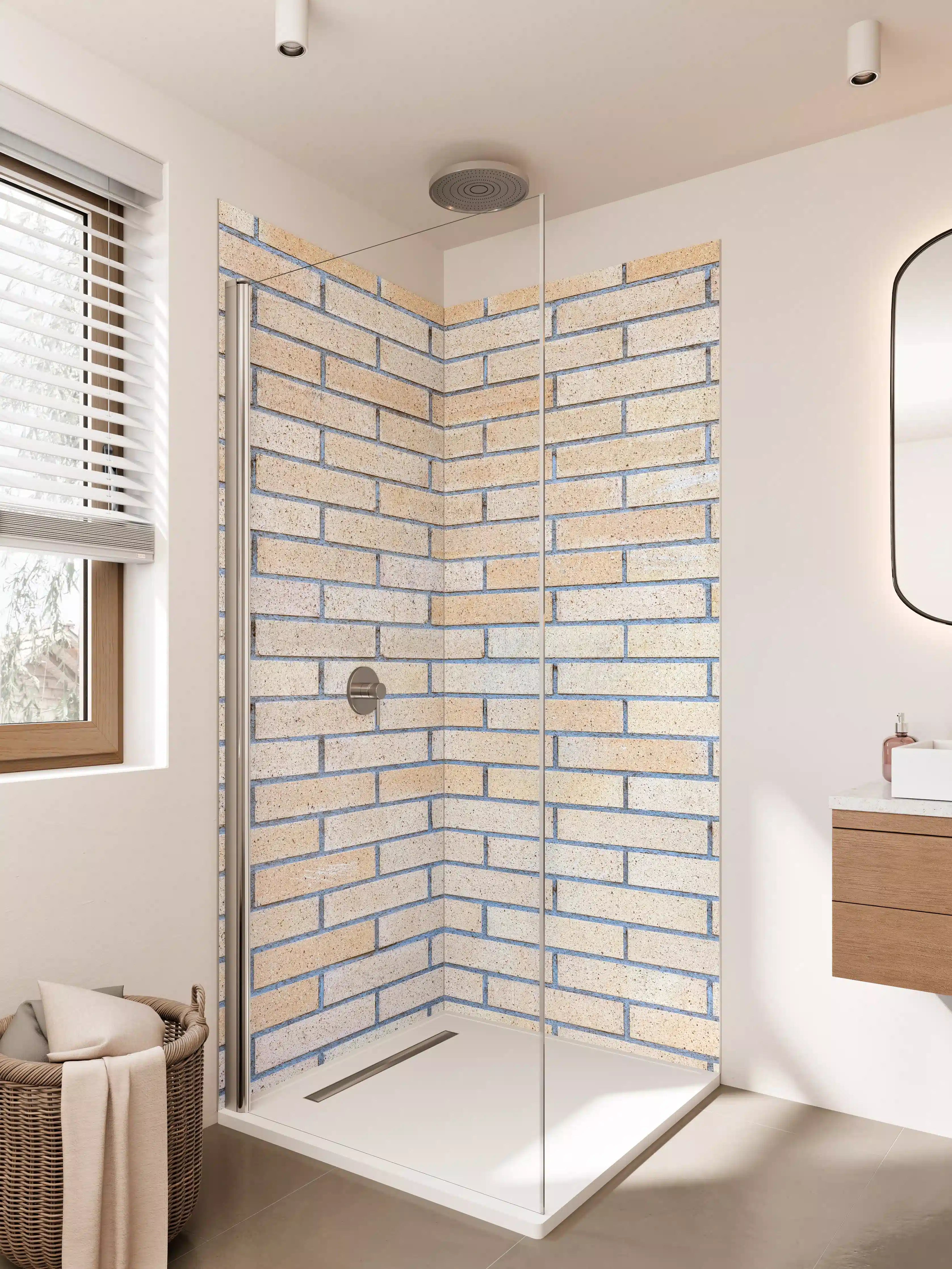 Duschrückwand - Helle Backsteinwand mit warmem Ton