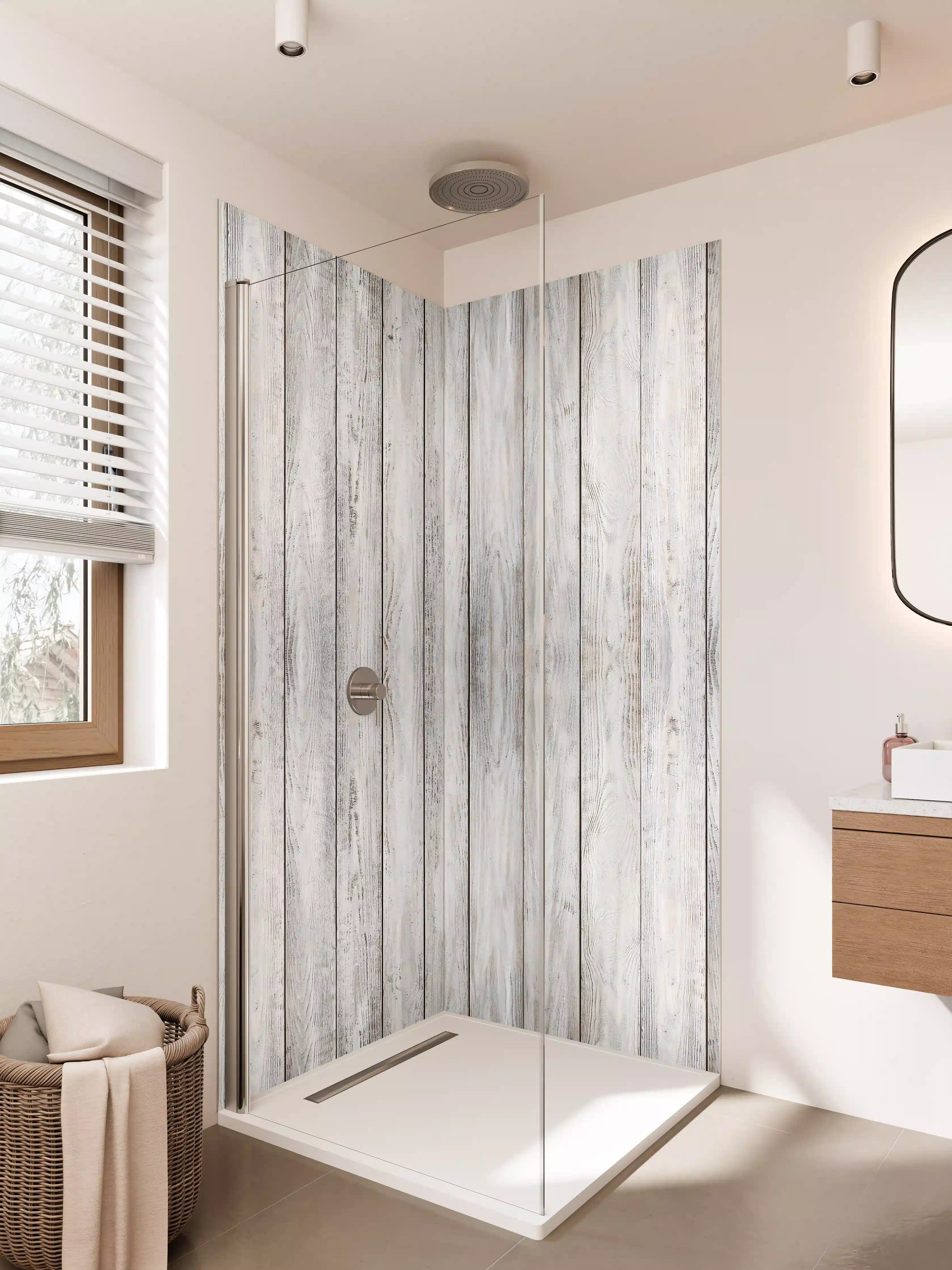 Duschrückwand - Helle Holzvertäfelung im Landhausstil