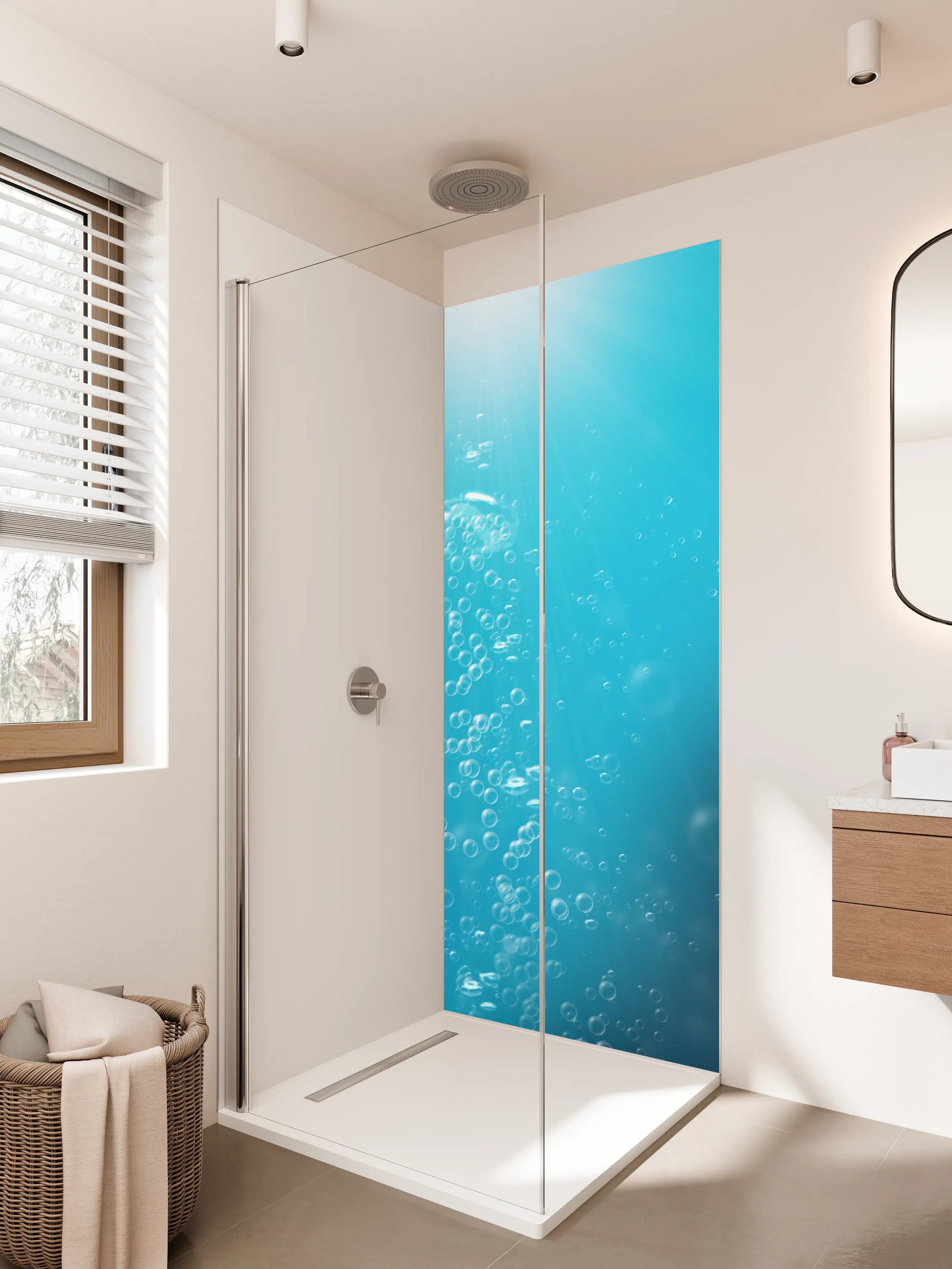 Duschrückwand - Helle Unterwasseraufnahme mit blauen Tönen