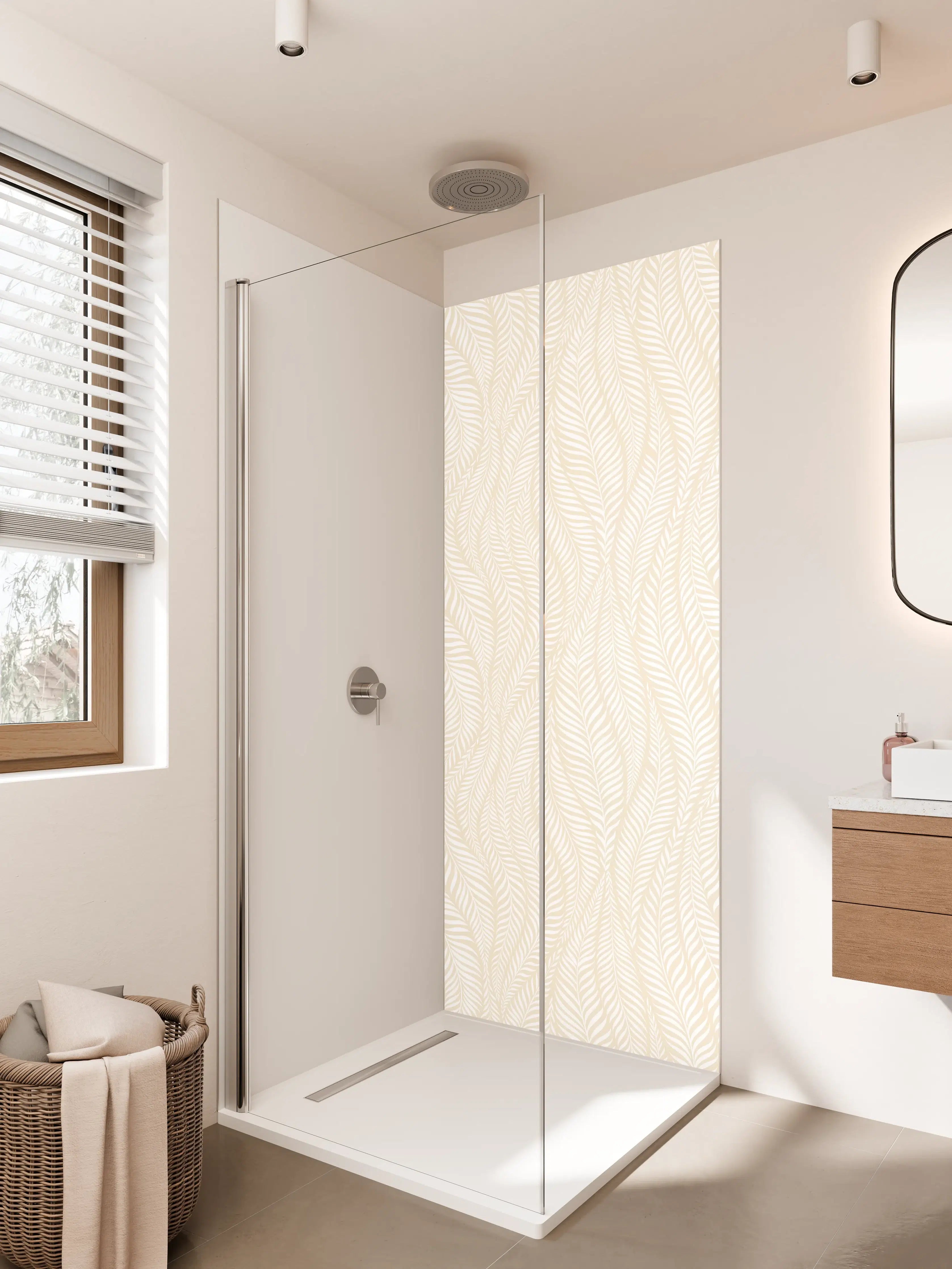 Duschrückwand - Helle beige Tapete mit feinem Pflanzenmuster