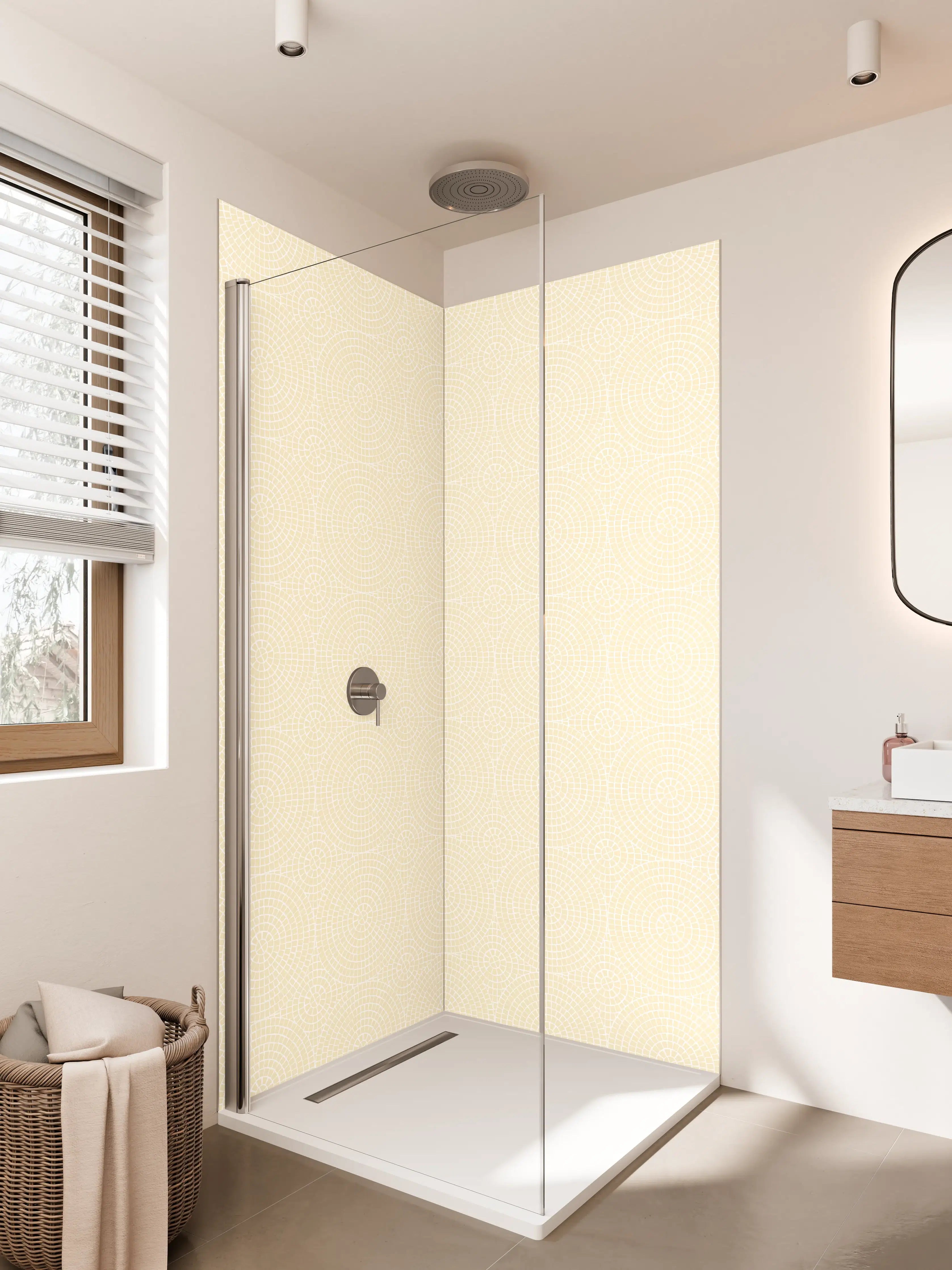 Duschrückwand - Helle, elegante Fliesen mit dezenter Musterung