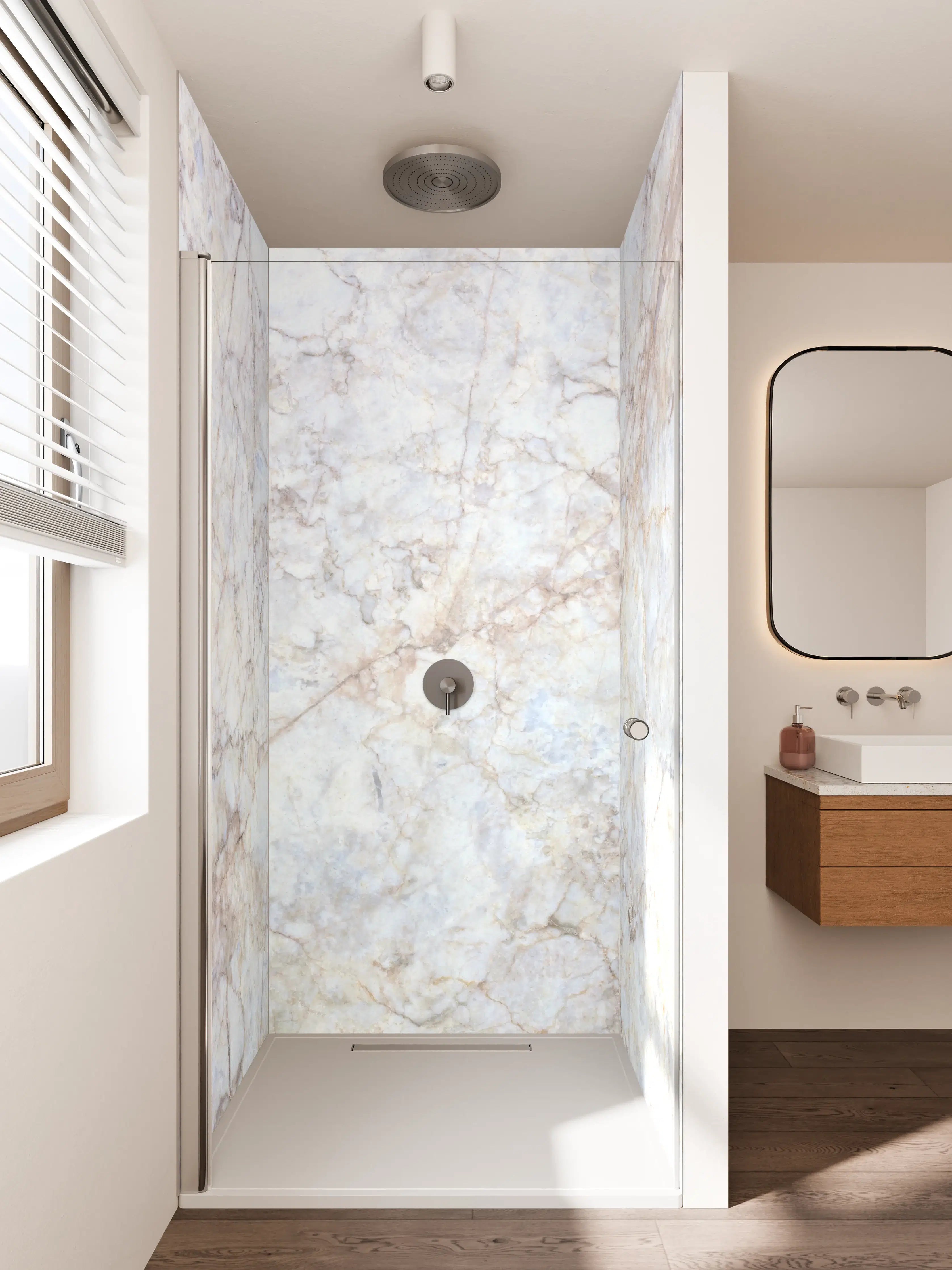 Duschrückwand - Heller Marmor mit warmen Beigetönen