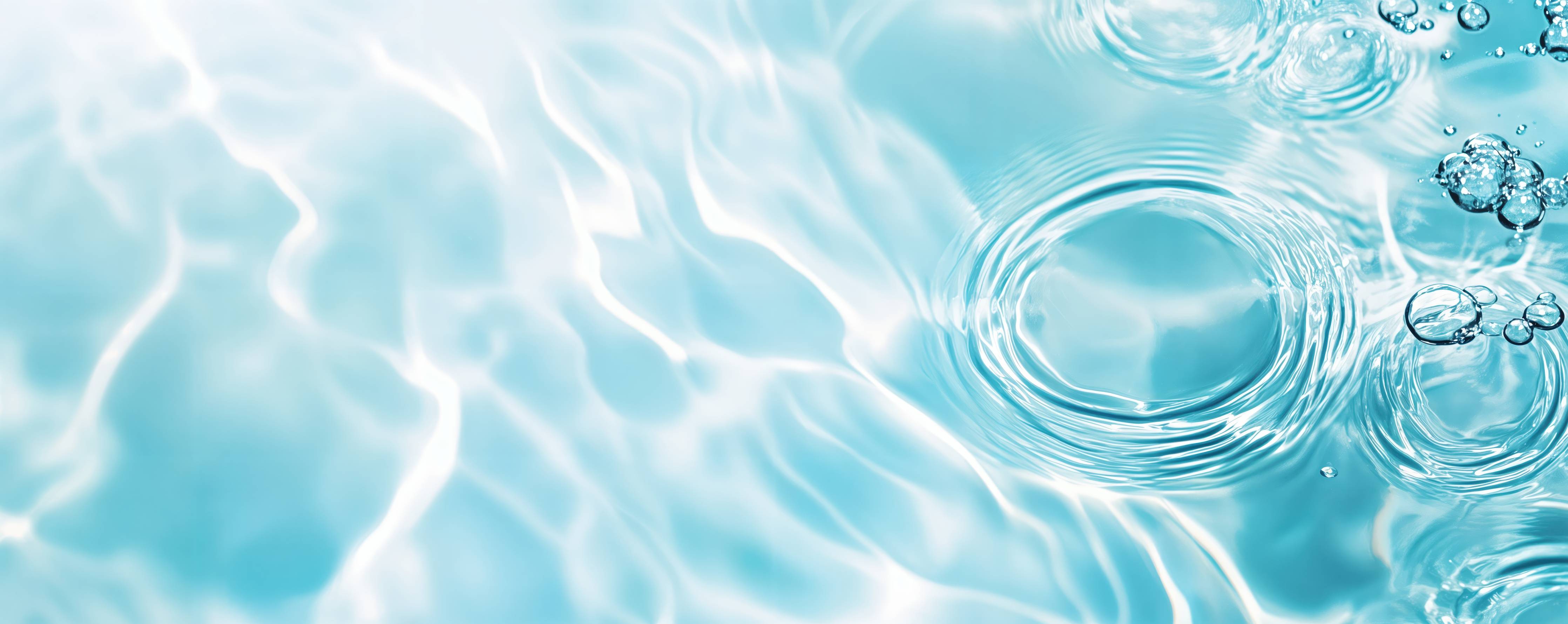 Duschrückwand-Helles Wasser mit sanften Wellen und Reflexionen