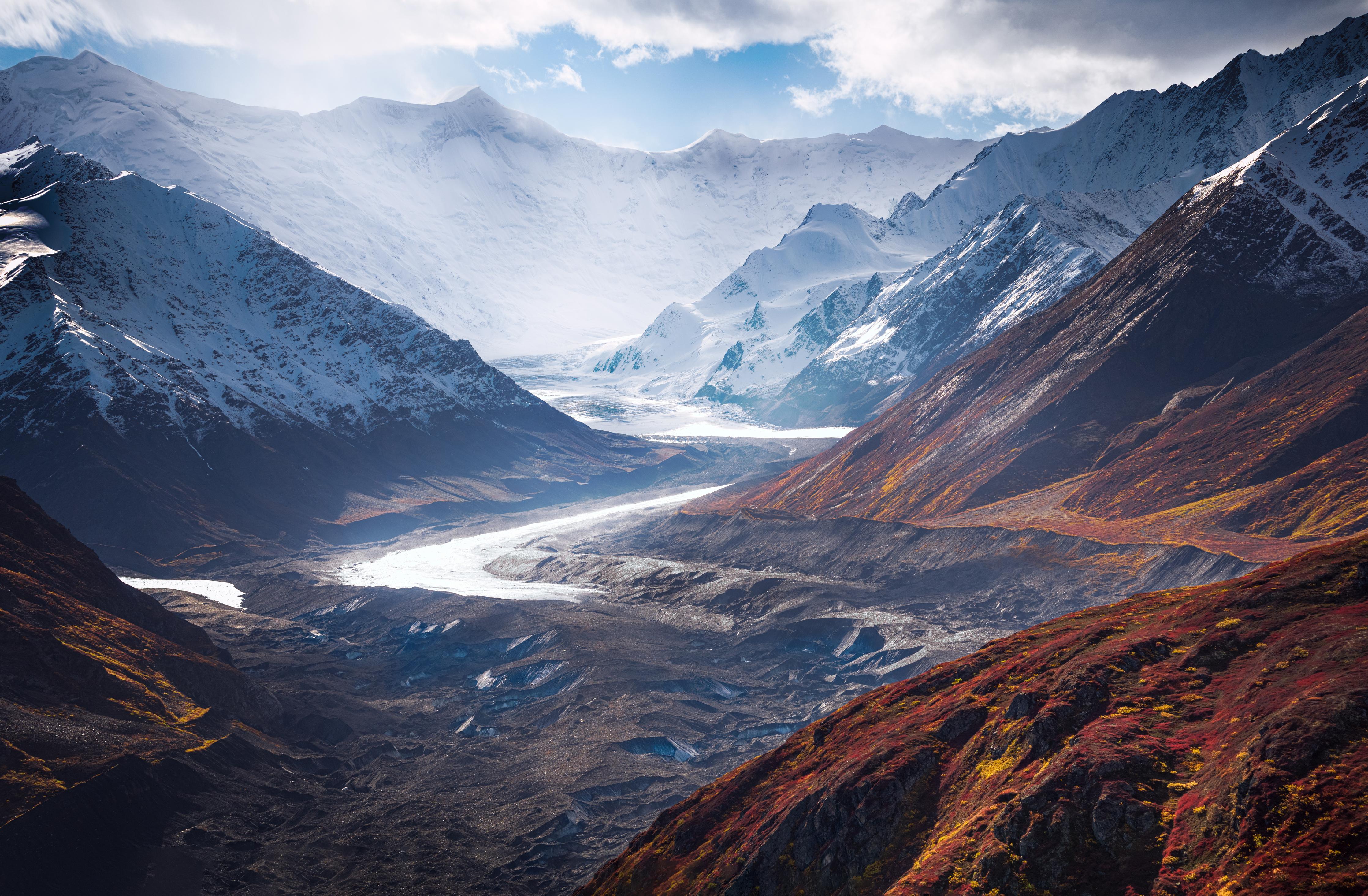 Duschrückwand-Herbstliche Bergwelten Alaskas in Schnee gehüllt