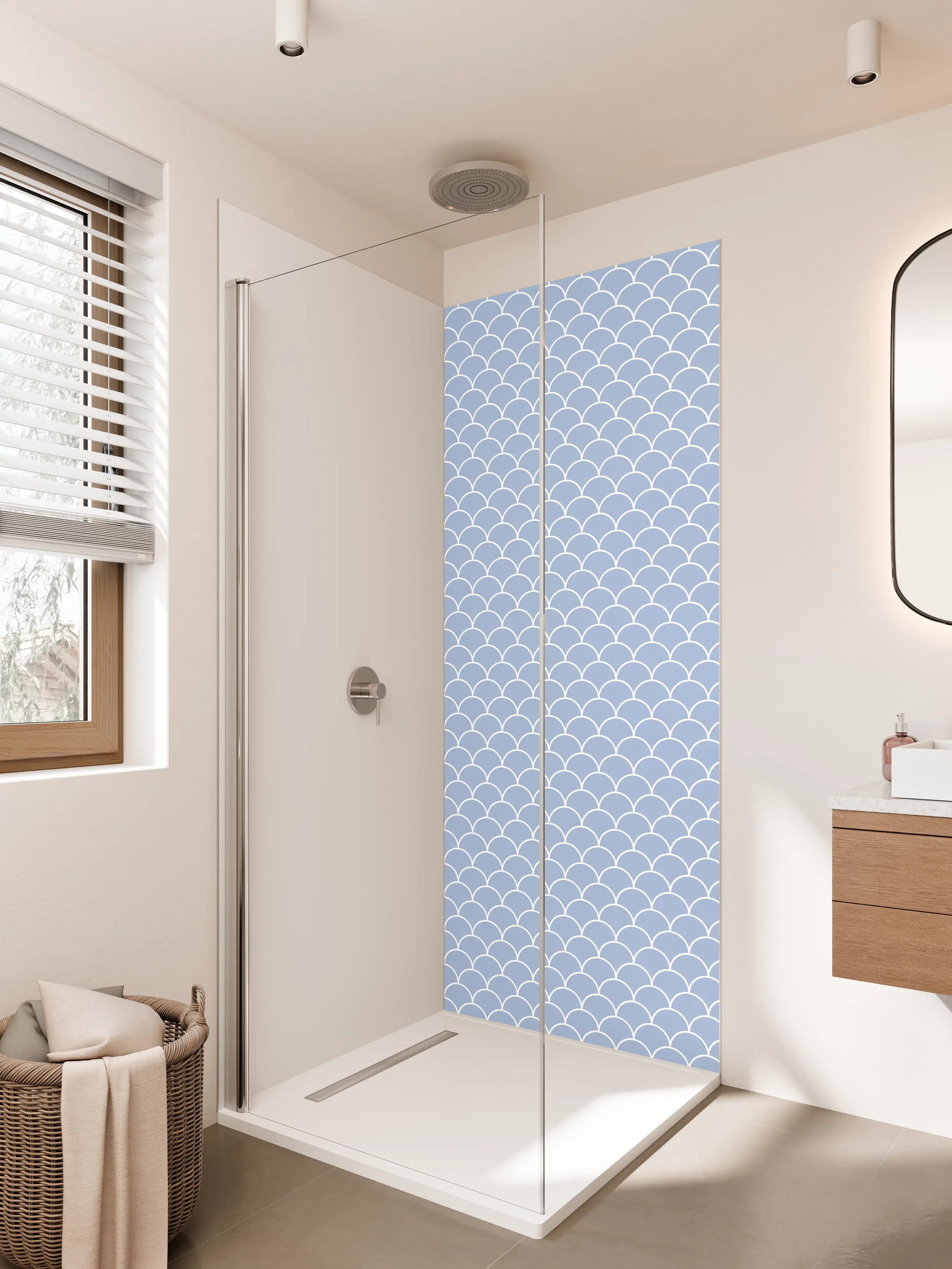 Duschrückwand - Himmelblaue Meeresmuster mit schuppenartigem Design