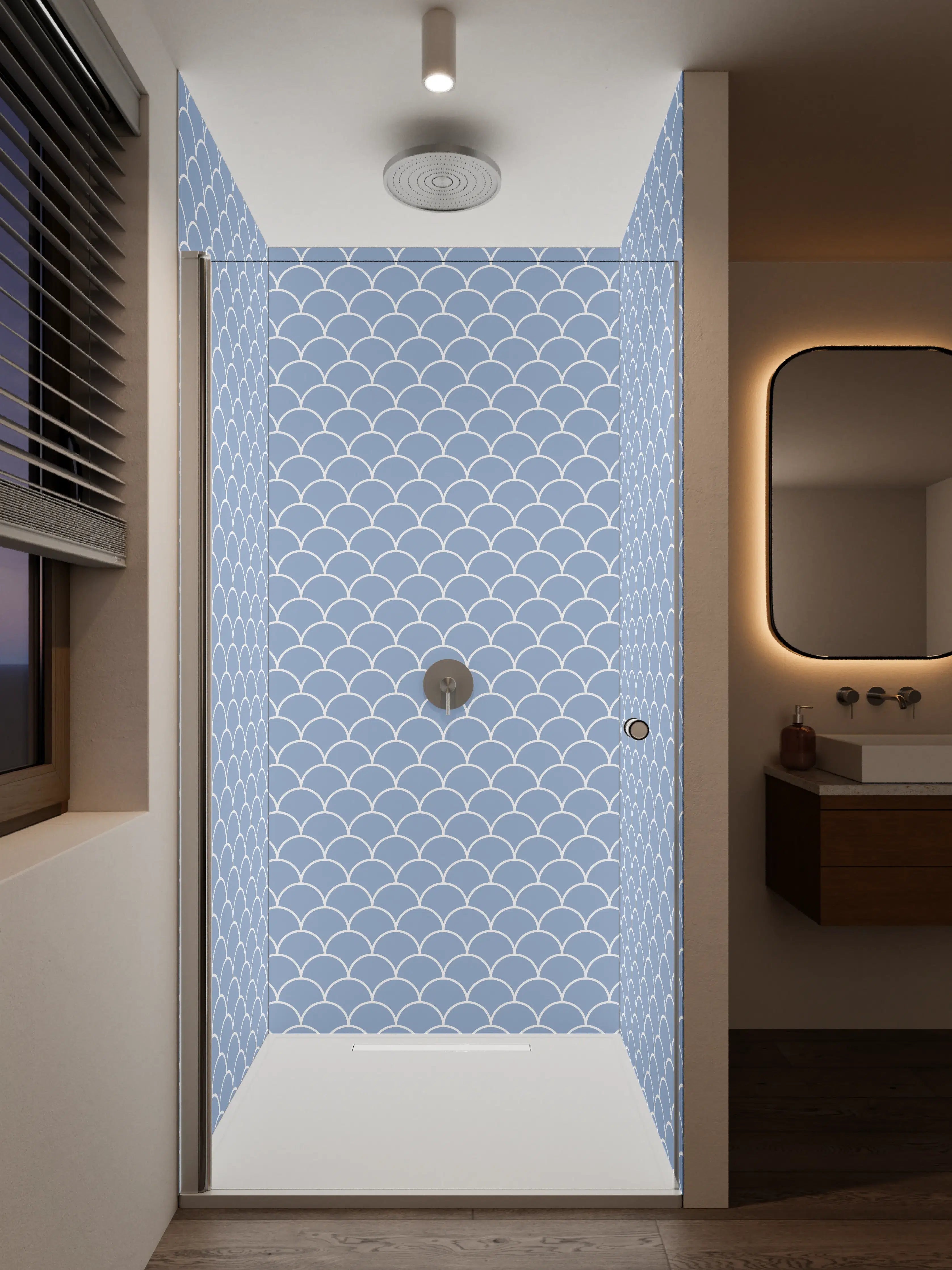 Duschrückwand - Himmelblaue Meeresmuster mit schuppenartigem Design