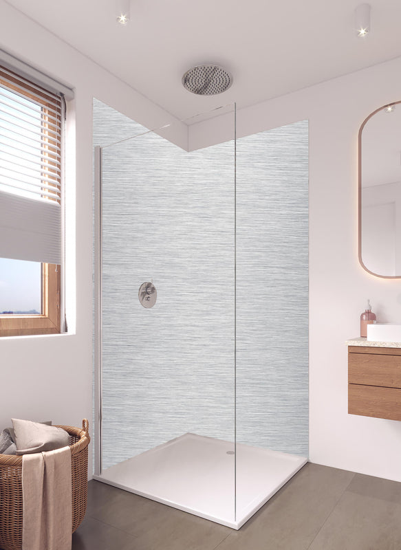 Duschrückwand - Hochwertige gebürstete Aluminiumoberfläche in hellem Badezimmer mit Regenduschkopf  - zweiteilige Eck-Duschrückwand
