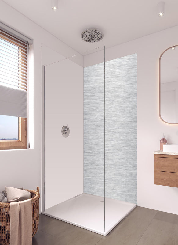 Duschrückwand - Hochwertige gebürstete Aluminiumoberfläche in hellem Badezimmer mit Regenduschkopf  - zweiteilige Eck-Duschrückwand
