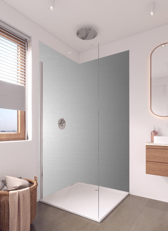 Duschrückwand - Hochwertige gebürstete Silber-Metallstruktur in hellem Badezimmer mit Regenduschkopf  - zweiteilige Eck-Duschrückwand