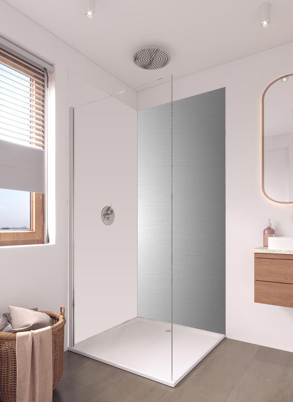 Duschrückwand - Hochwertige gebürstete Silber-Metallstruktur in hellem Badezimmer mit Regenduschkopf  - zweiteilige Eck-Duschrückwand