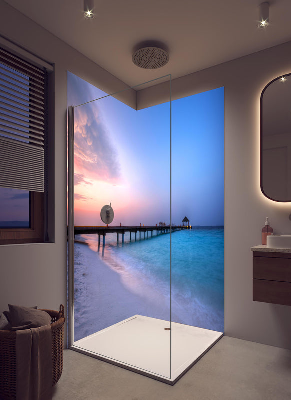 Duschrückwand - Hölzerner Steg über türkisem Meer in hellem Badezimmer mit Regenduschkopf  - zweiteilige Eck-Duschrückwand