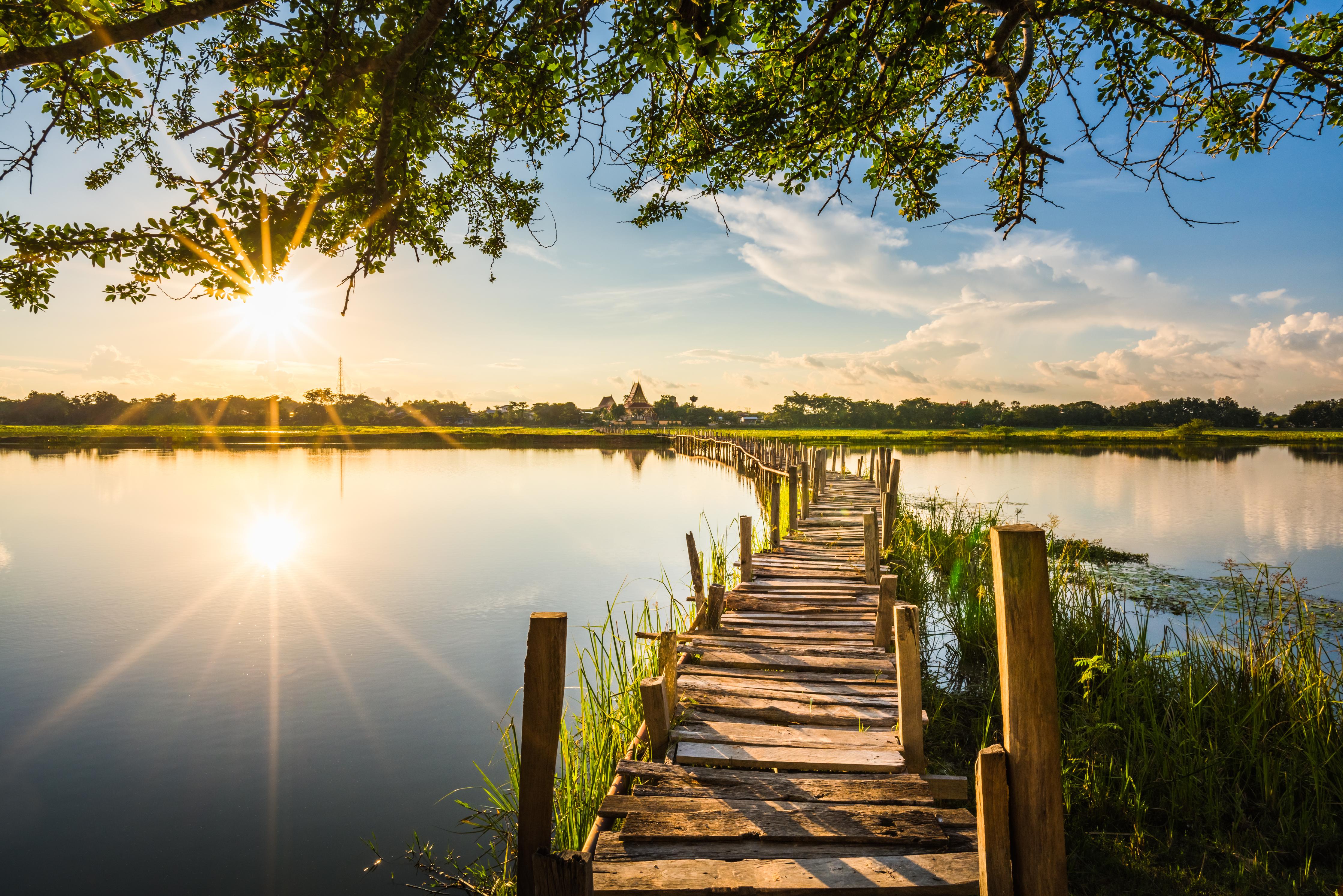 Duschrückwand-Holzbrücke am See - Thailand