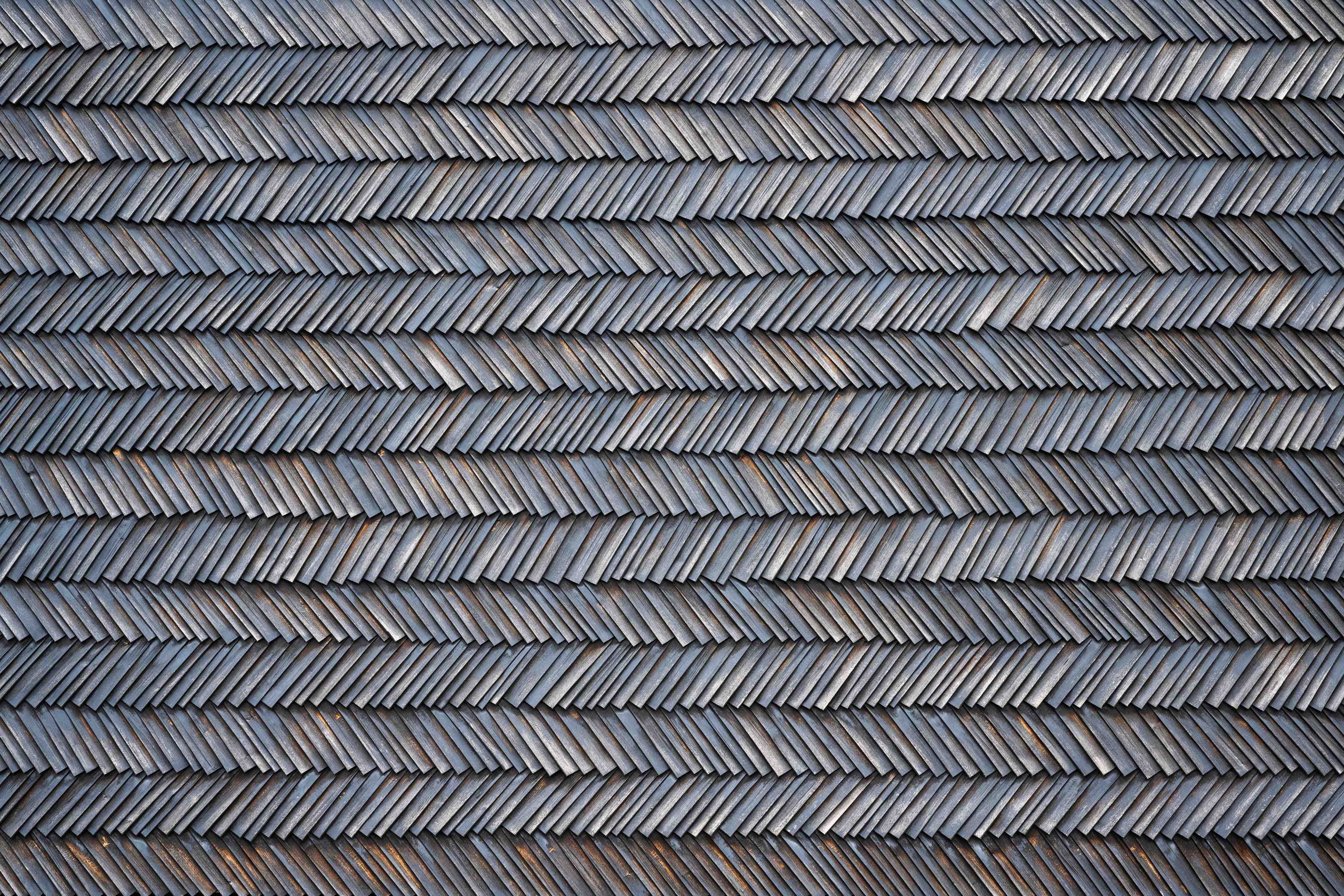 Duschrückwand-Holzschindeln mit warmem Braunton und natürlicher Textur