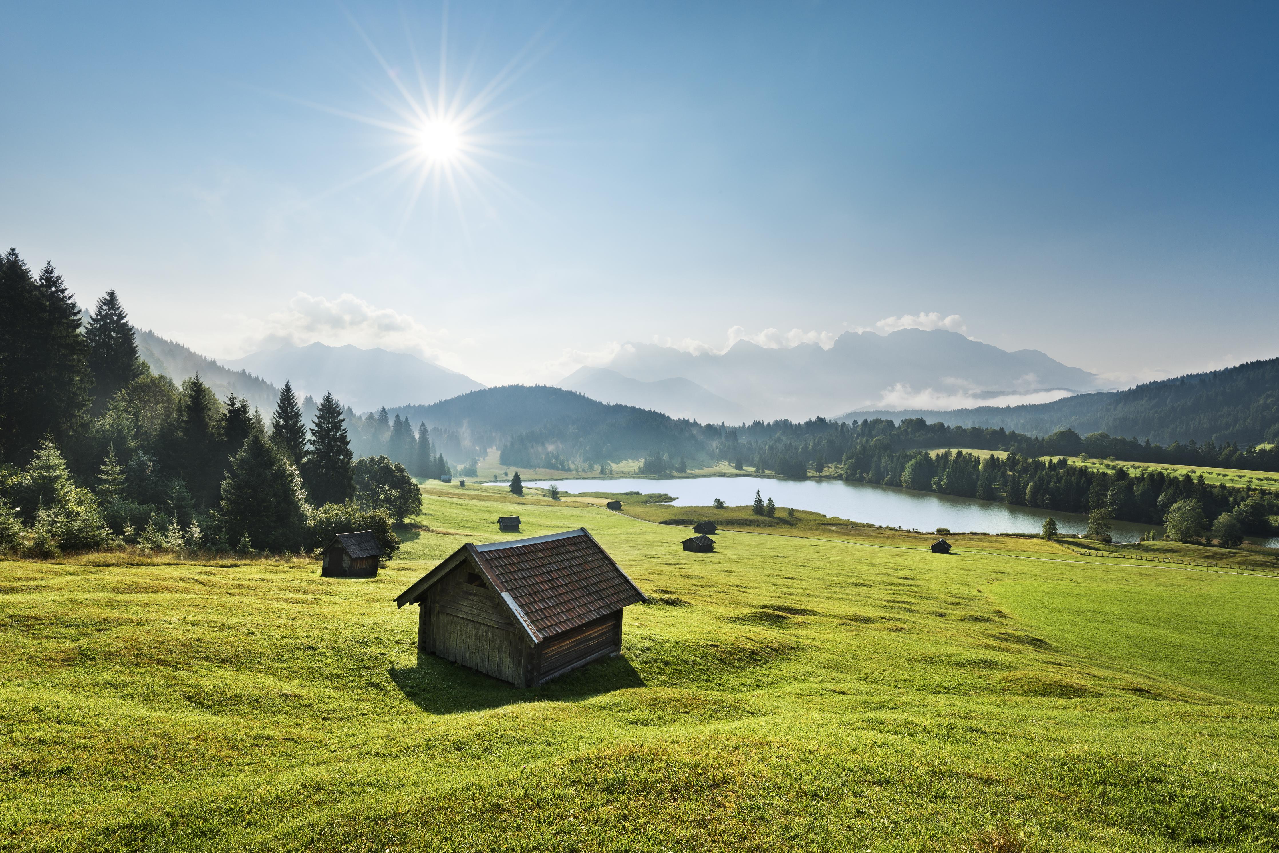 Duschrückwand-Idyllische Alpenlandschaft, grüne Wiesen, Bergsee