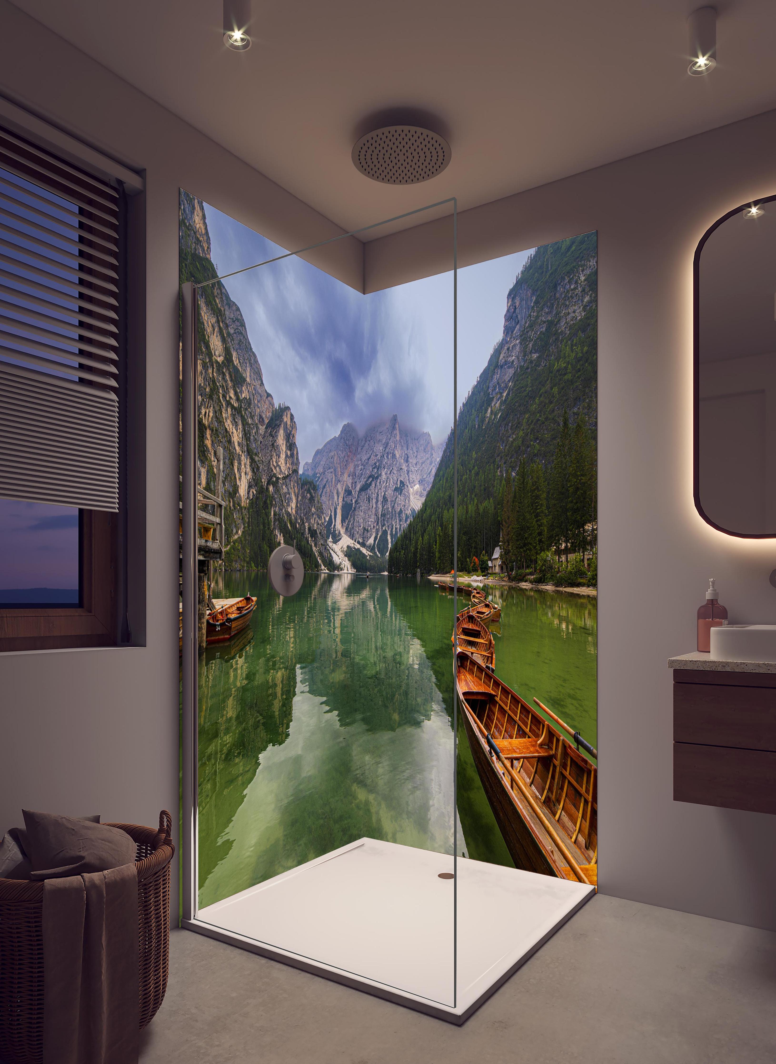 Duschrückwand - Idyllische Bergsee-Landschaft Dolomiten in hellem Badezimmer mit Regenduschkopf  - zweiteilige Eck-Duschrückwand