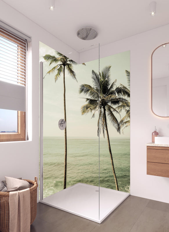 Duschrückwand - Idyllische Strandpalmen über ruhigem Meer in hellem Badezimmer mit Regenduschkopf  - zweiteilige Eck-Duschrückwand