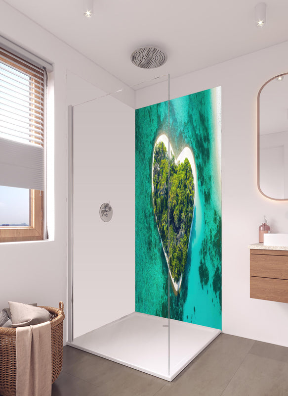 Duschrückwand - Insel in Herzform in hellem Badezimmer mit Regenduschkopf  - zweiteilige Eck-Duschrückwand