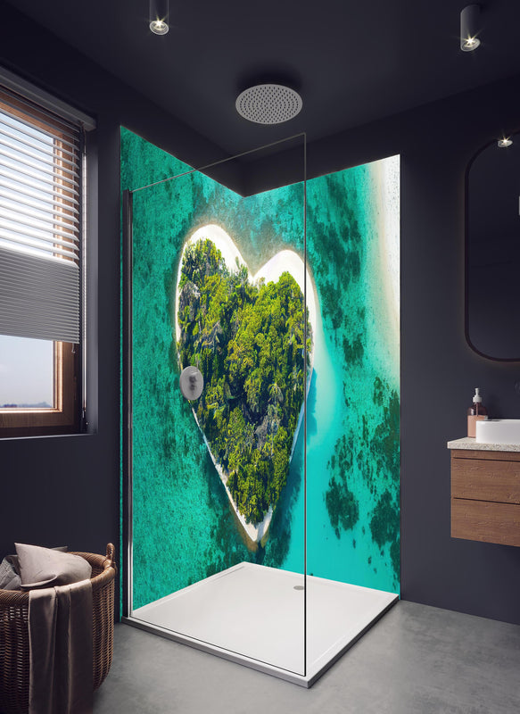 Duschrückwand - Insel in Herzform in hellem Badezimmer mit Regenduschkopf  - zweiteilige Eck-Duschrückwand