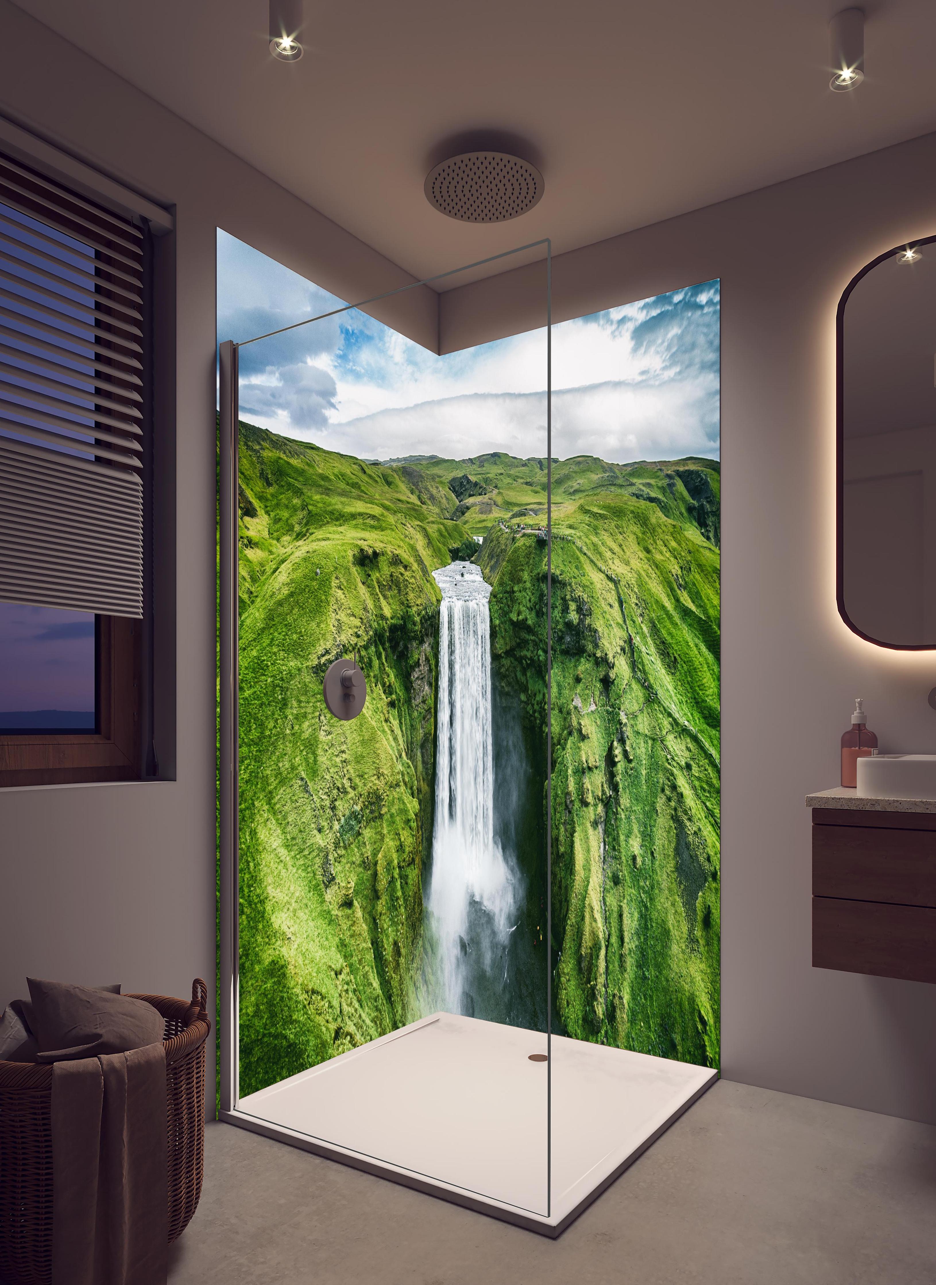 Duschrückwand - Isländischer Wasserfall Skogafoss in hellem Badezimmer mit Regenduschkopf  - zweiteilige Eck-Duschrückwand