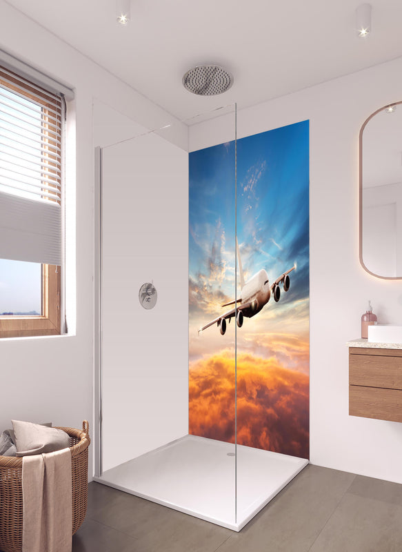 Duschrückwand - Jet im Sonnenuntergang über Wolken in hellem Badezimmer mit Regenduschkopf  - zweiteilige Eck-Duschrückwand