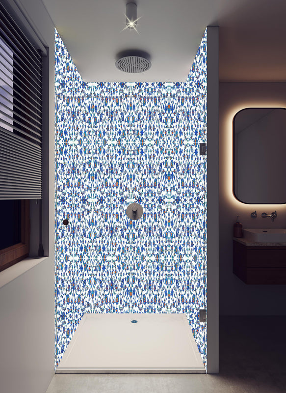 Duschrückwand - Kachel-Mosaik mit Blumen in Blau-Weiß in hellem Badezimmer mit Regenduschkopf  - zweiteilige Eck-Duschrückwand