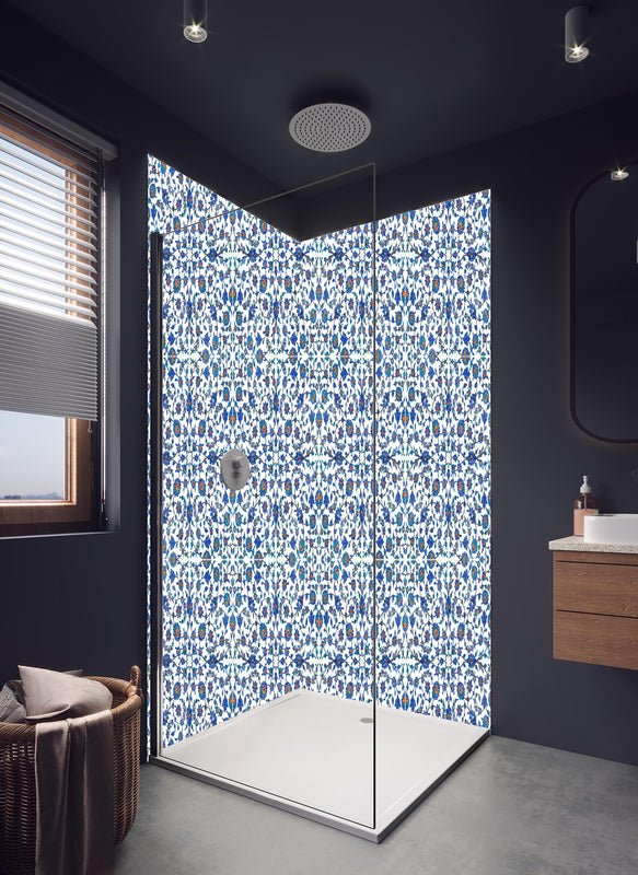 Duschrückwand - Kachel-Mosaik mit Blumen in Blau-Weiß in hellem Badezimmer mit Regenduschkopf  - zweiteilige Eck-Duschrückwand