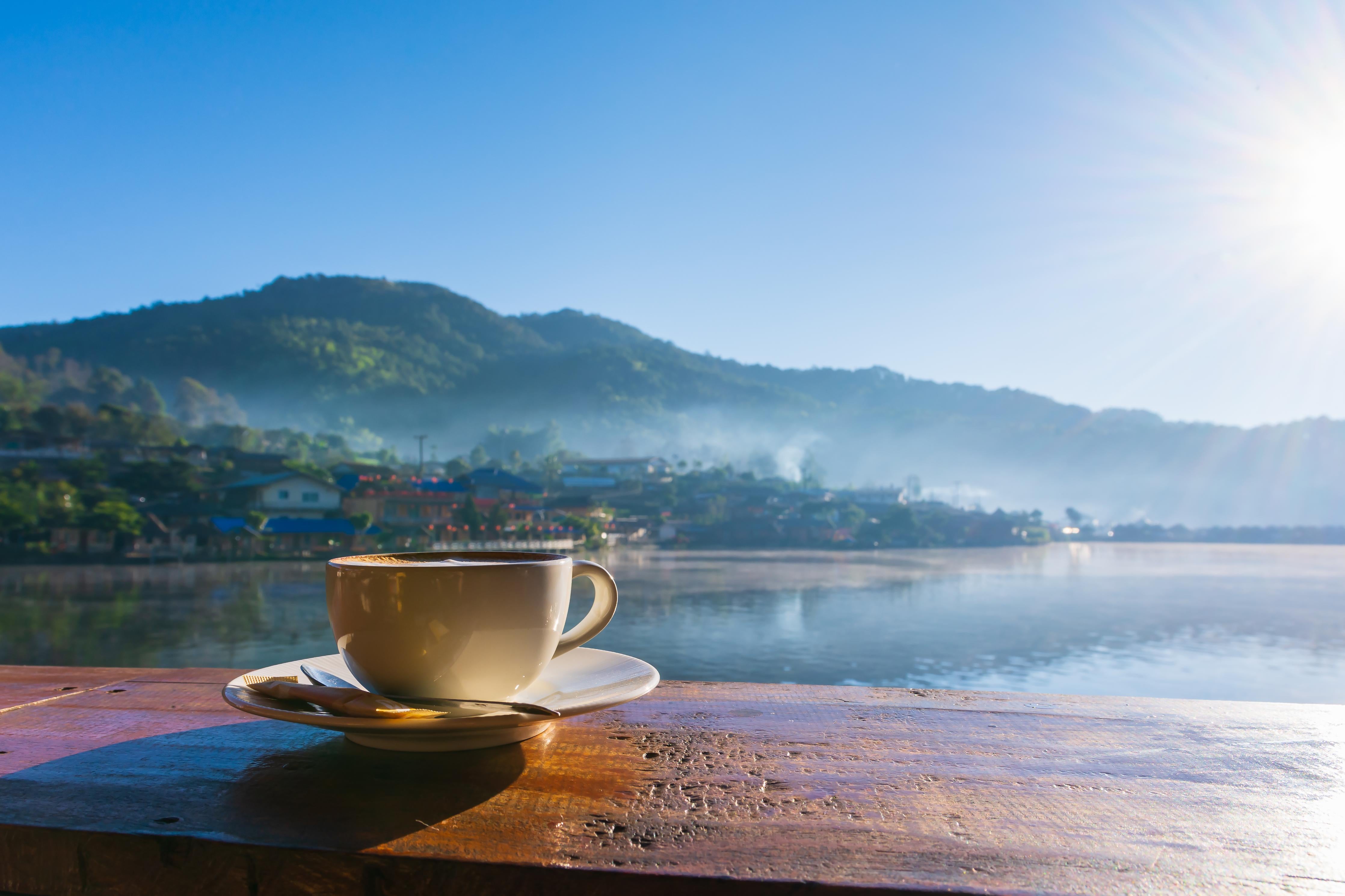 Duschrückwand-Kaffee mit schöner See Aussicht am Morgen