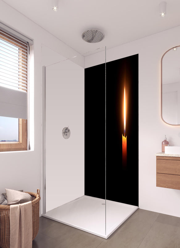 Duschrückwand - Kerzenlicht im Dunklen in hellem Badezimmer mit Regenduschkopf  - zweiteilige Eck-Duschrückwand