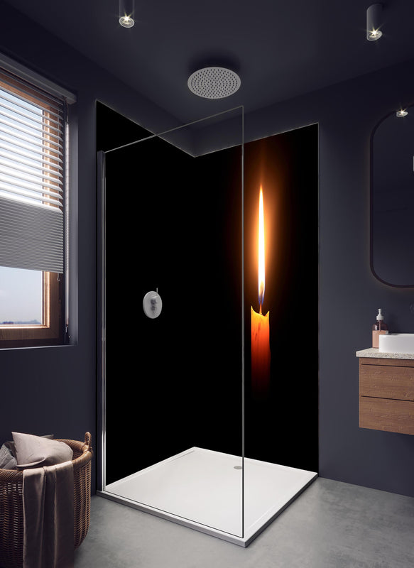 Duschrückwand - Kerzenlicht im Dunklen in hellem Badezimmer mit Regenduschkopf  - zweiteilige Eck-Duschrückwand