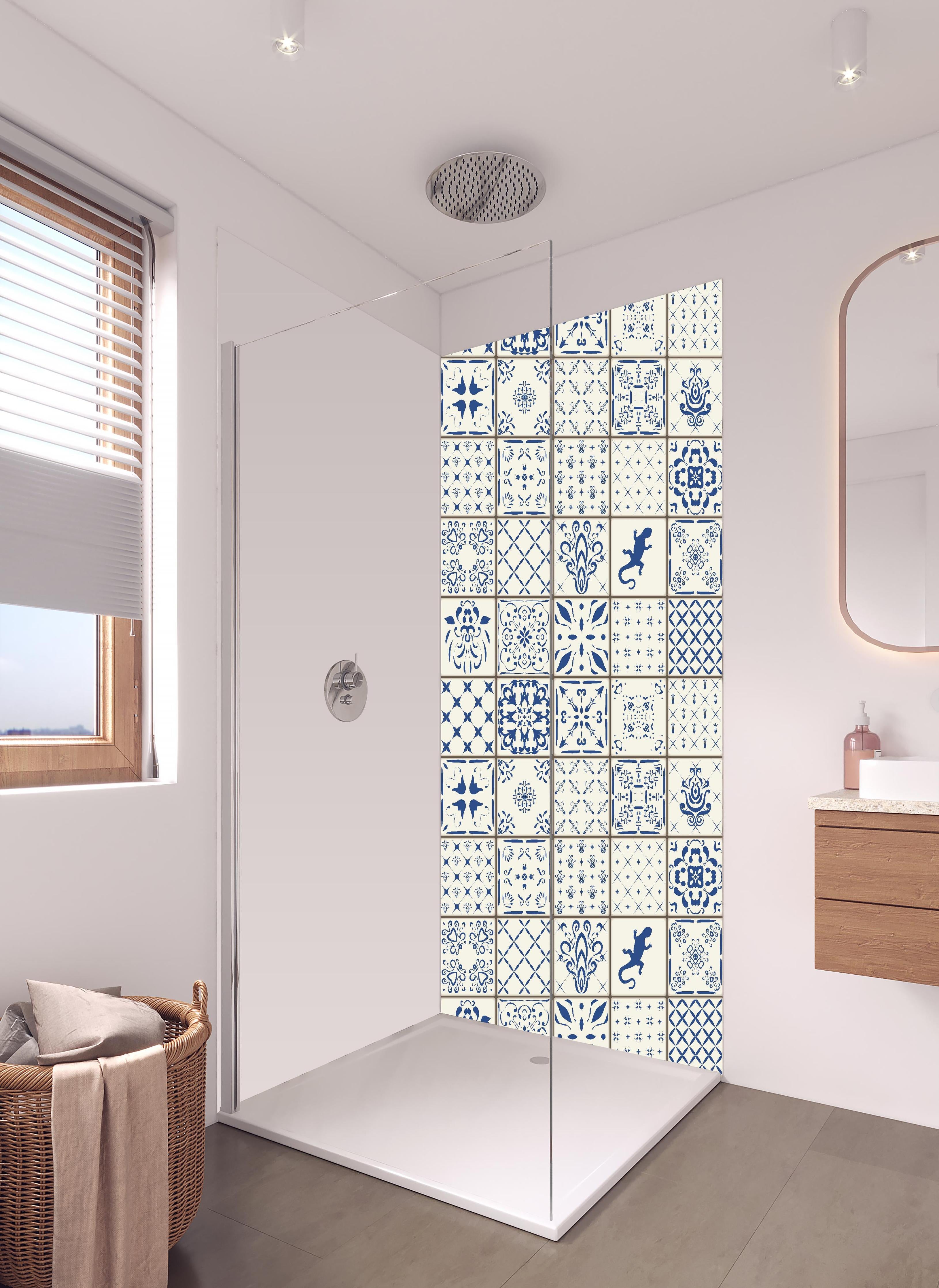 Duschrückwand - Klassische Azulejo Keramikfliesen Design in hellem Badezimmer mit Regenduschkopf  - zweiteilige Eck-Duschrückwand